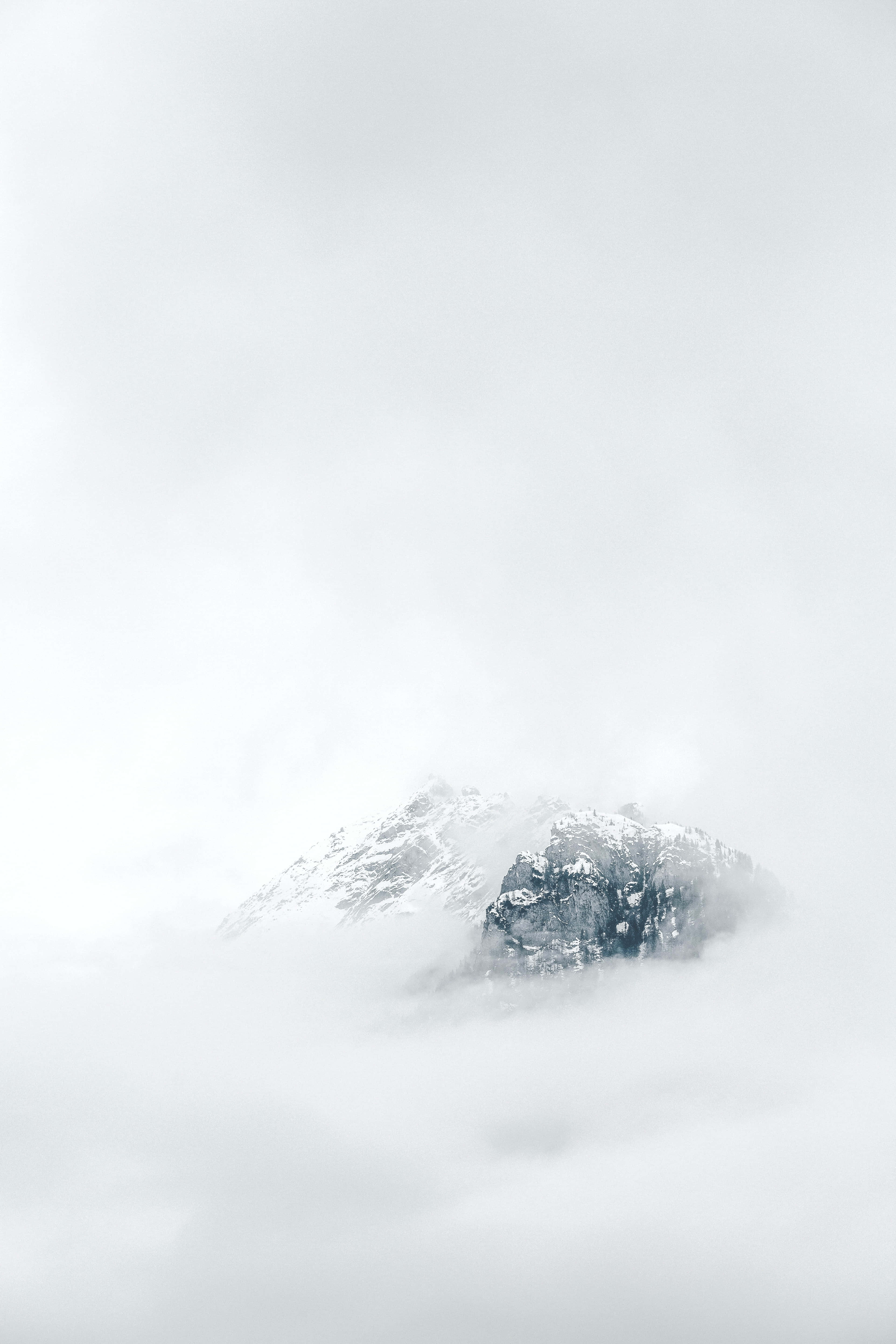 山巒雲霧繚繞，山頂積雪 壁紙