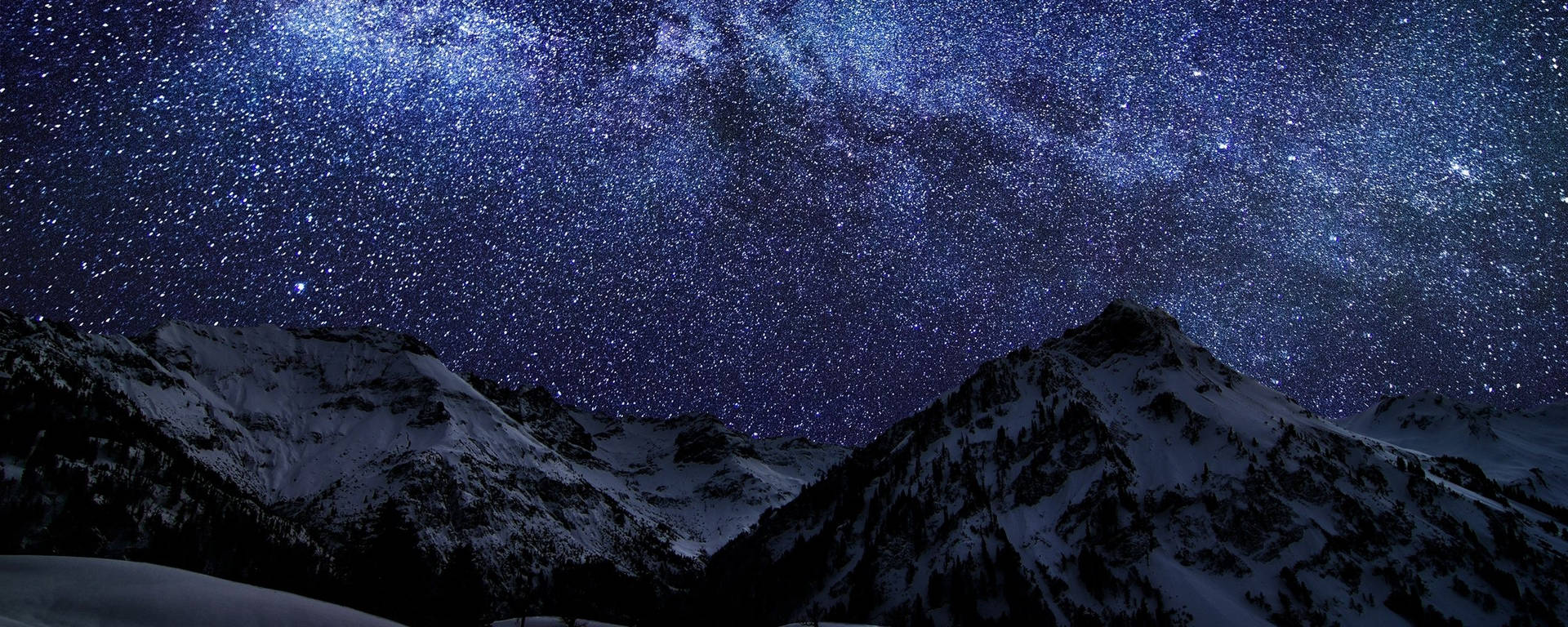 雪覆群山星空夜雙螢幕桌布 — 雙螢幕 壁紙