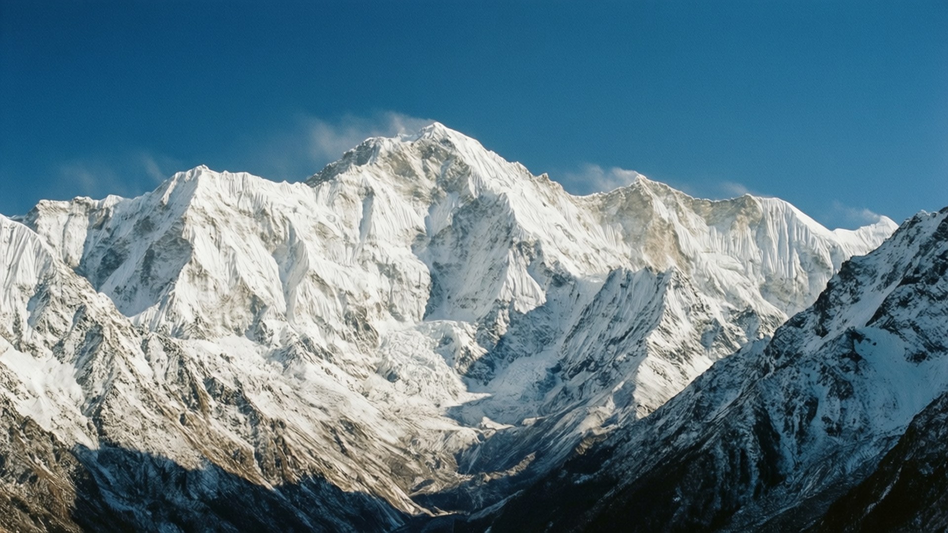 巍峨雪峰 壁紙