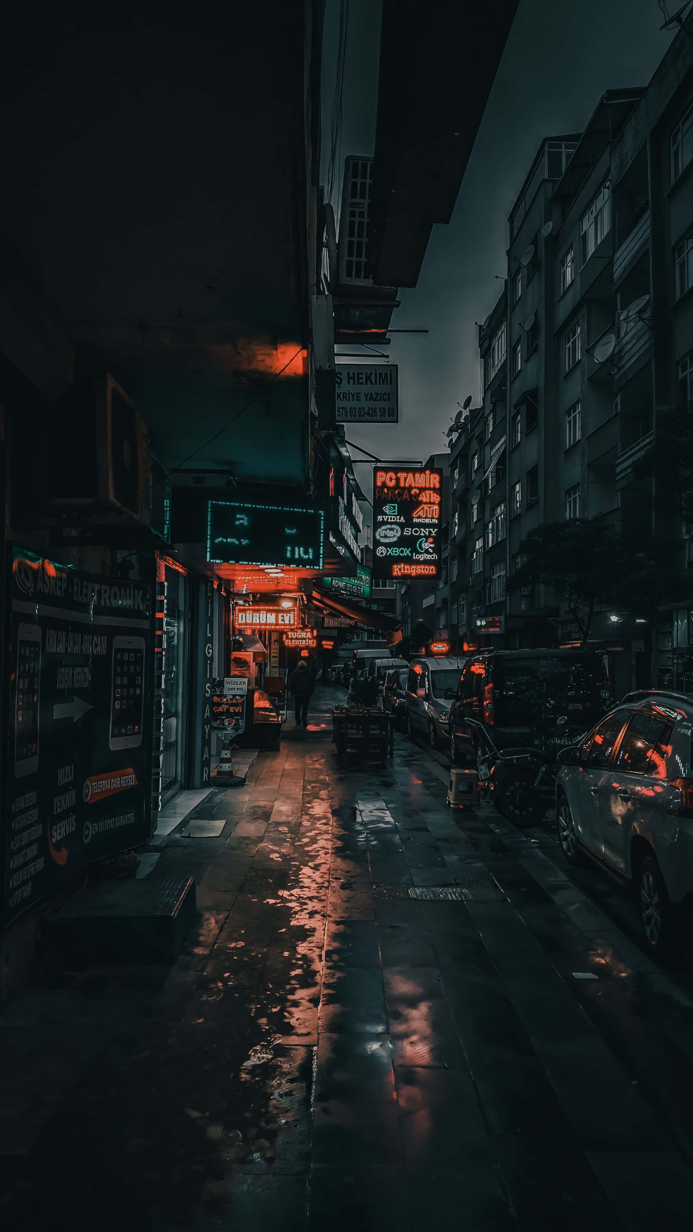 幽暗街邊人行道 壁紙