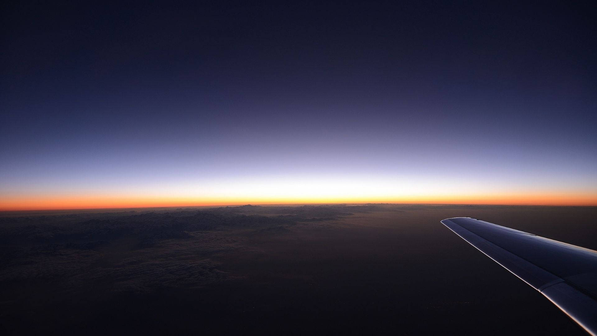 飛機窗外夕陽天空 壁紙