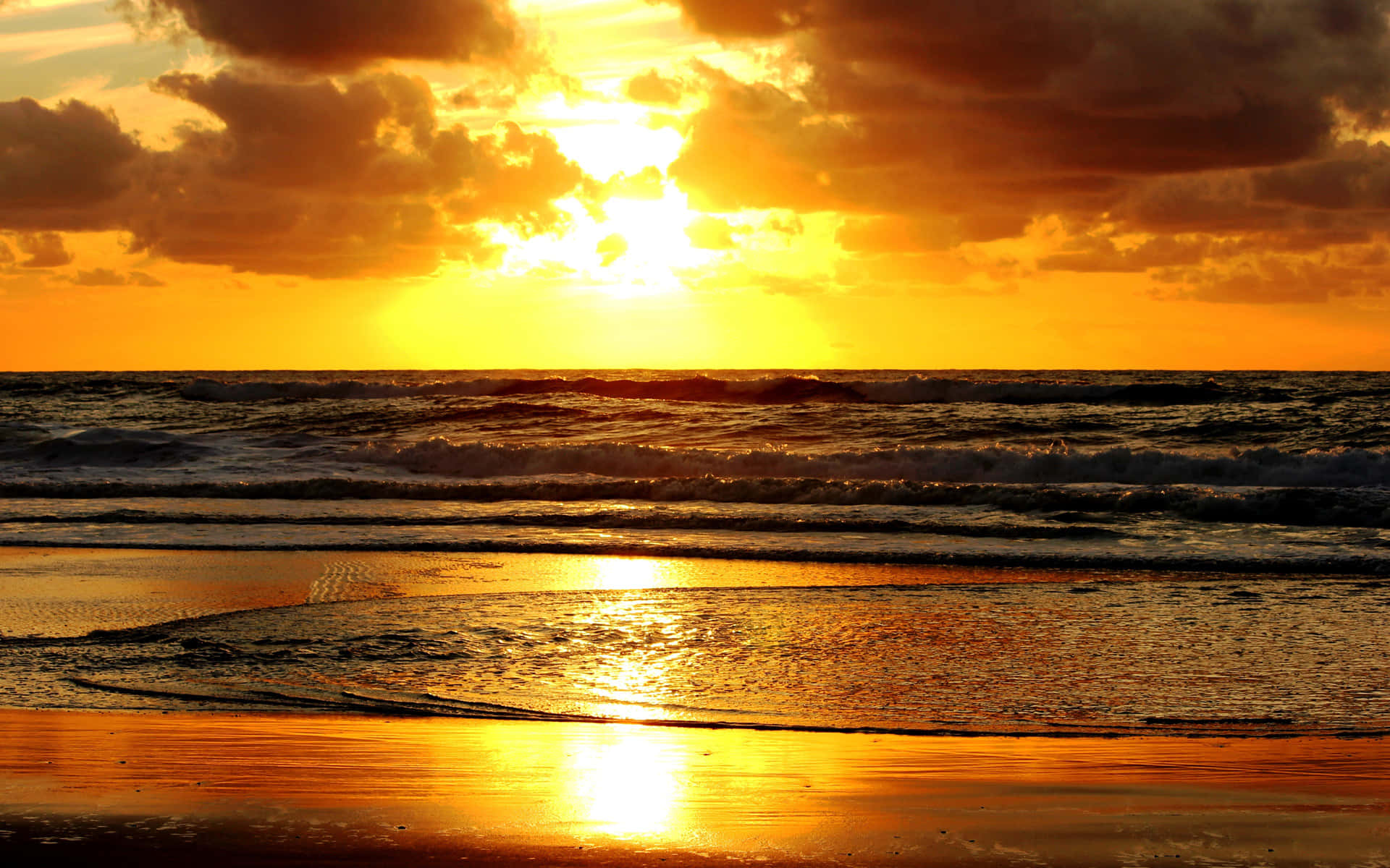 感受海灘上夕陽的溫暖 壁紙