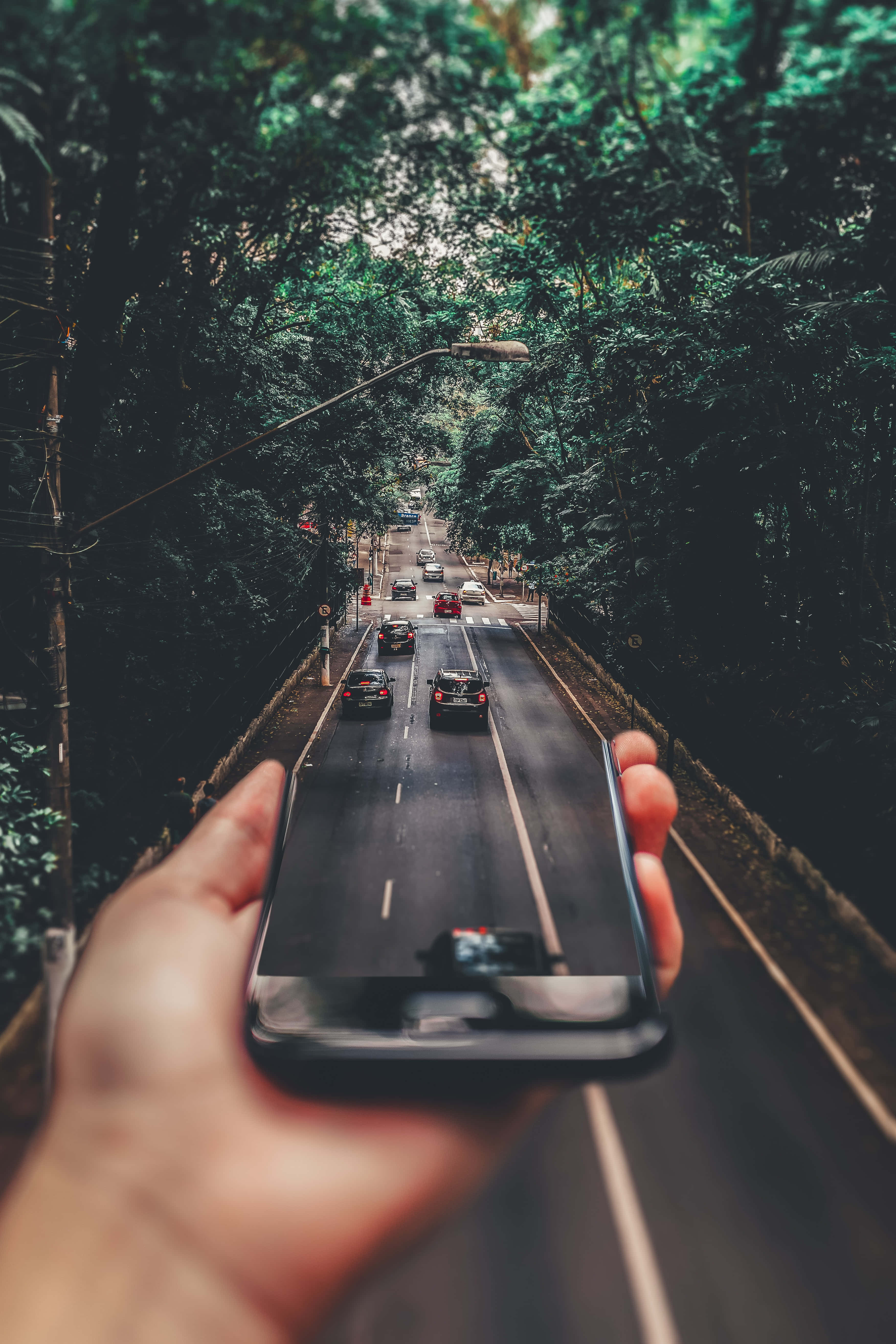 手機延伸至道路的數位藝術背景 壁紙
