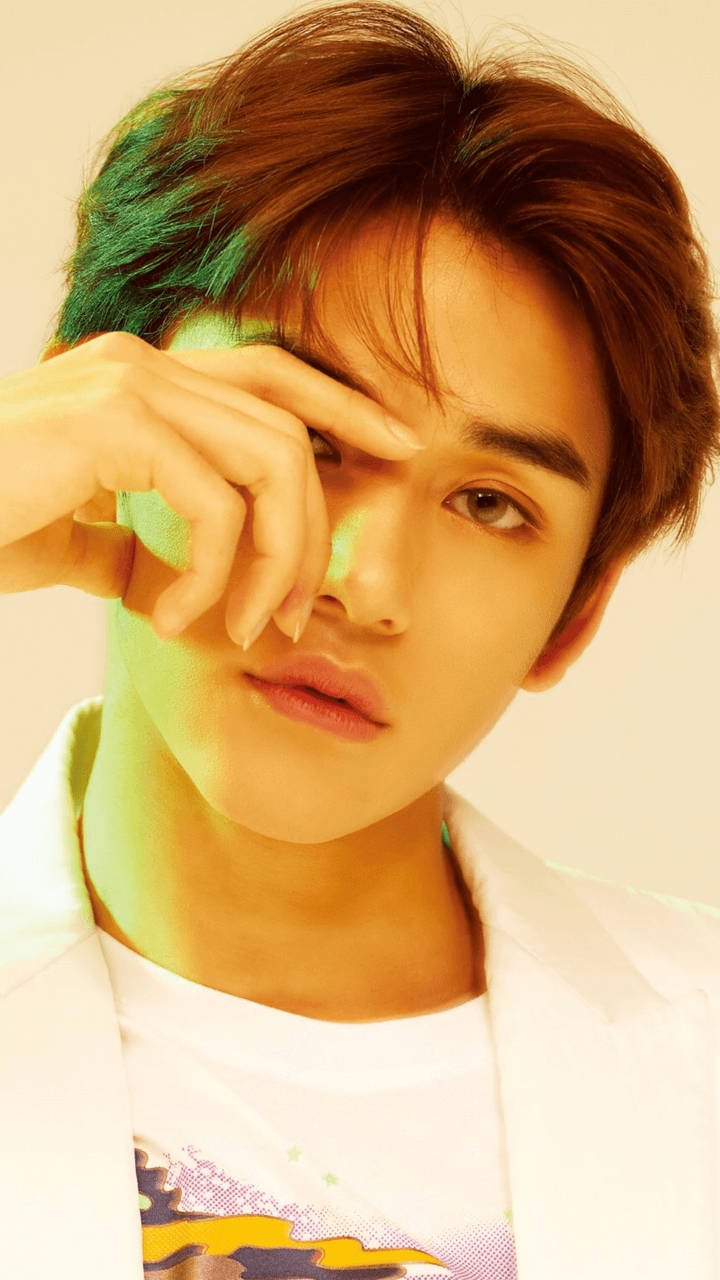 手遮半臉 NCT Lucas 壁紙