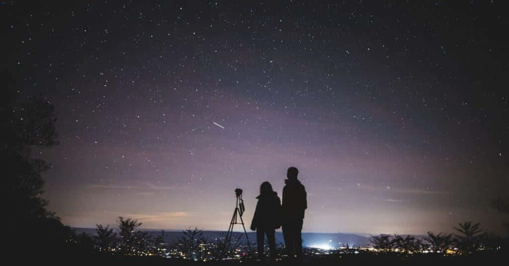 數千顆星辰點亮的奇幻夜空景觀 壁紙