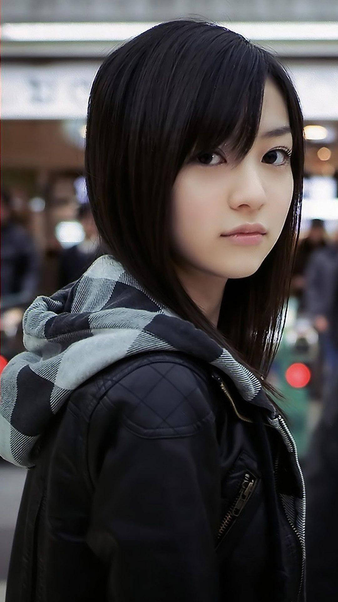 日本东京穿连帽外套的简约女孩 壁紙