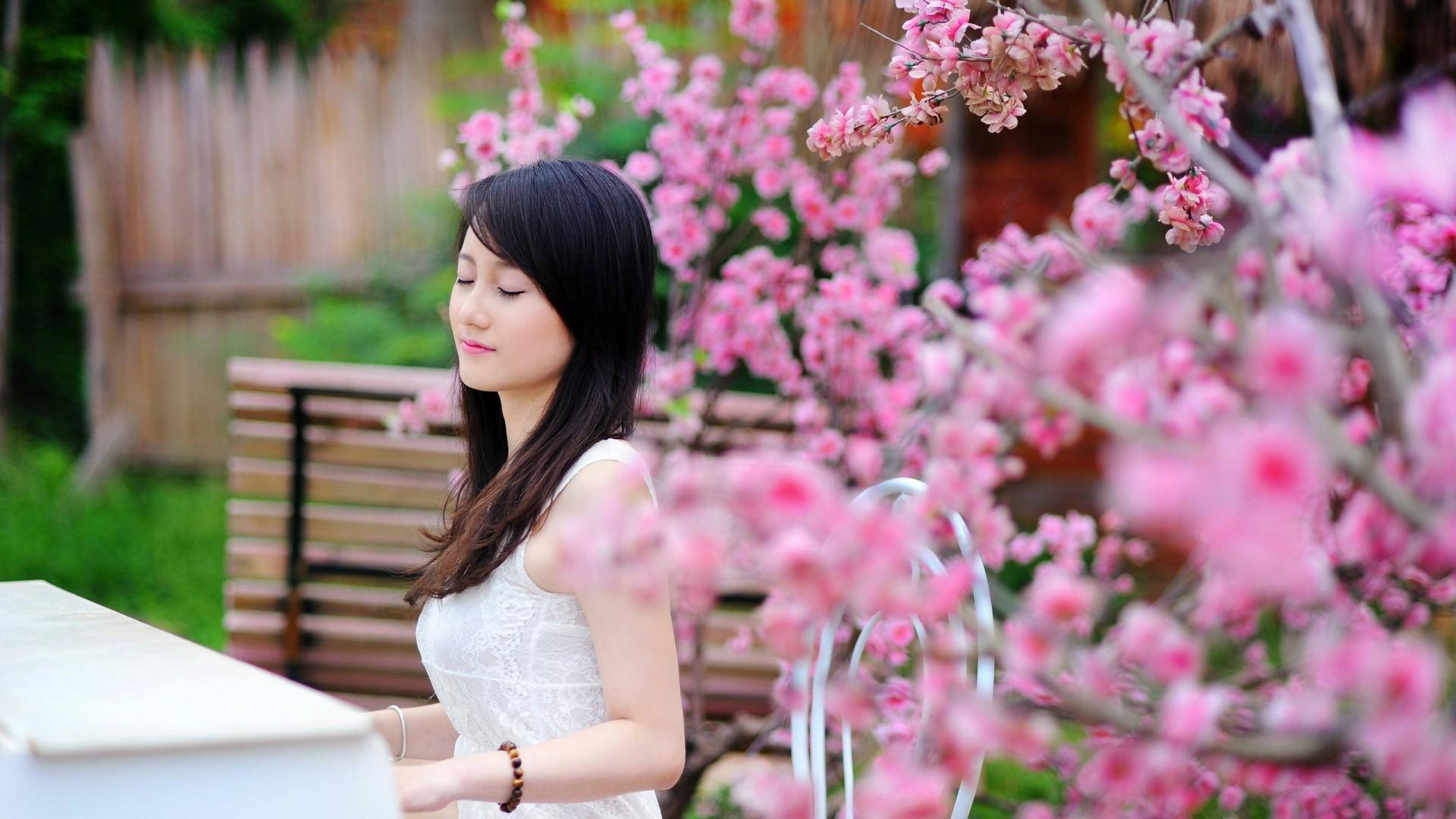 日本女孩在粉色花园中弹钢琴 壁紙