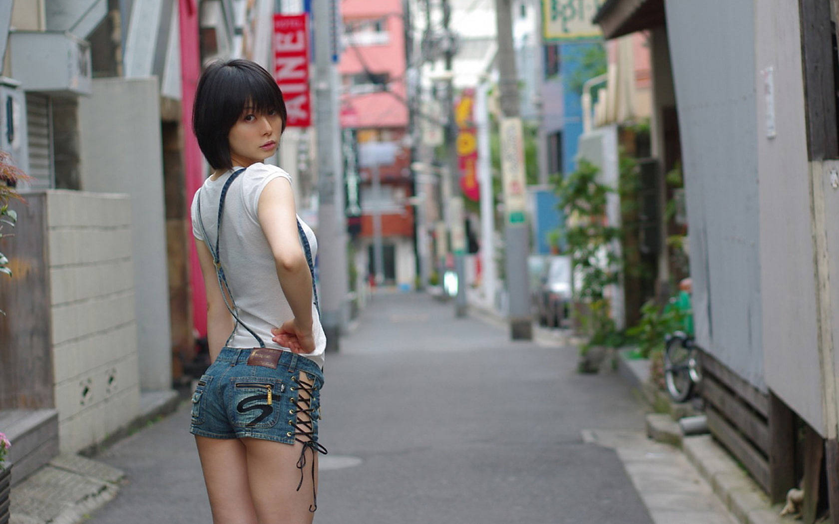 日本女孩在都市街道上 壁紙