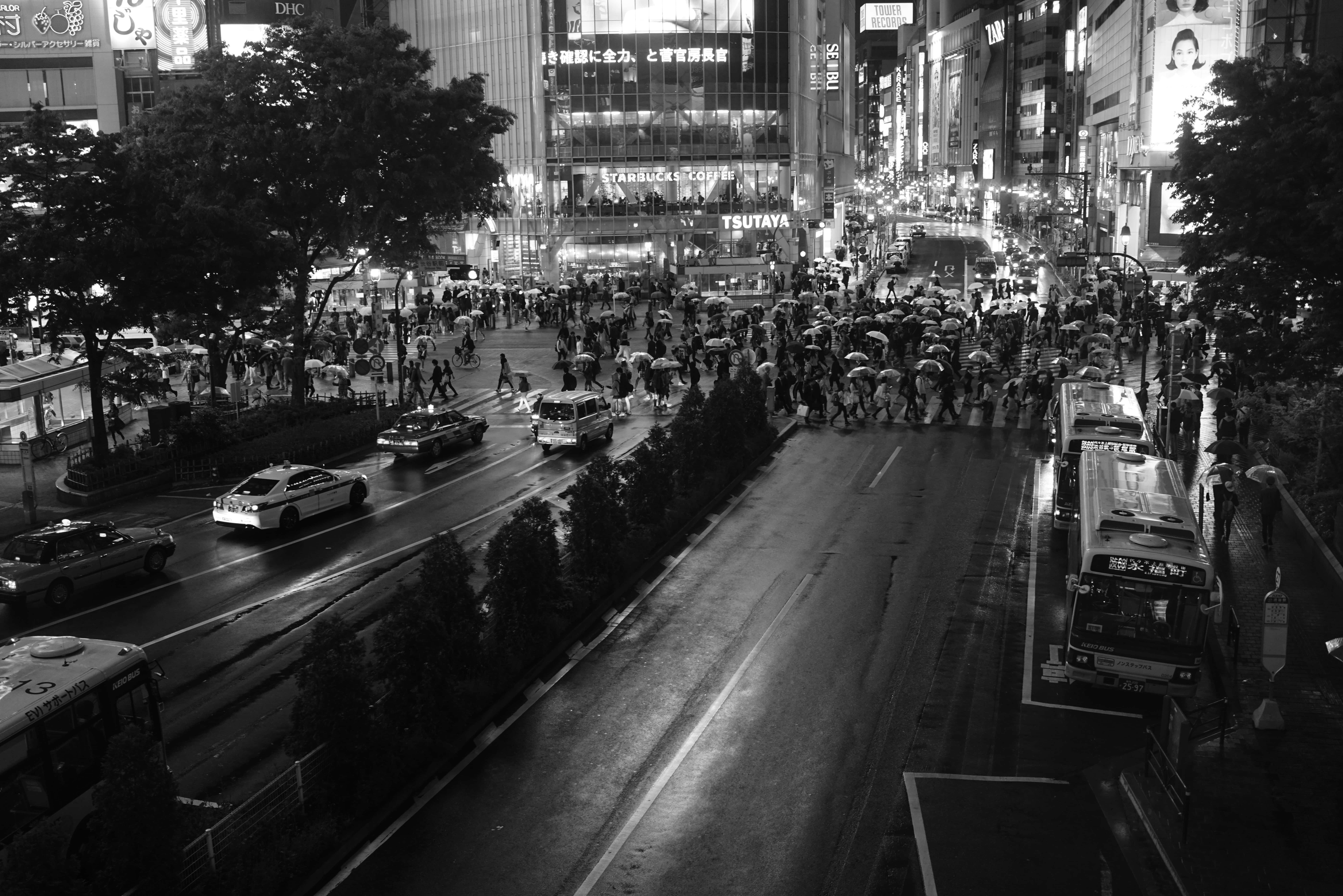 日本黑白喧囂街景 壁紙