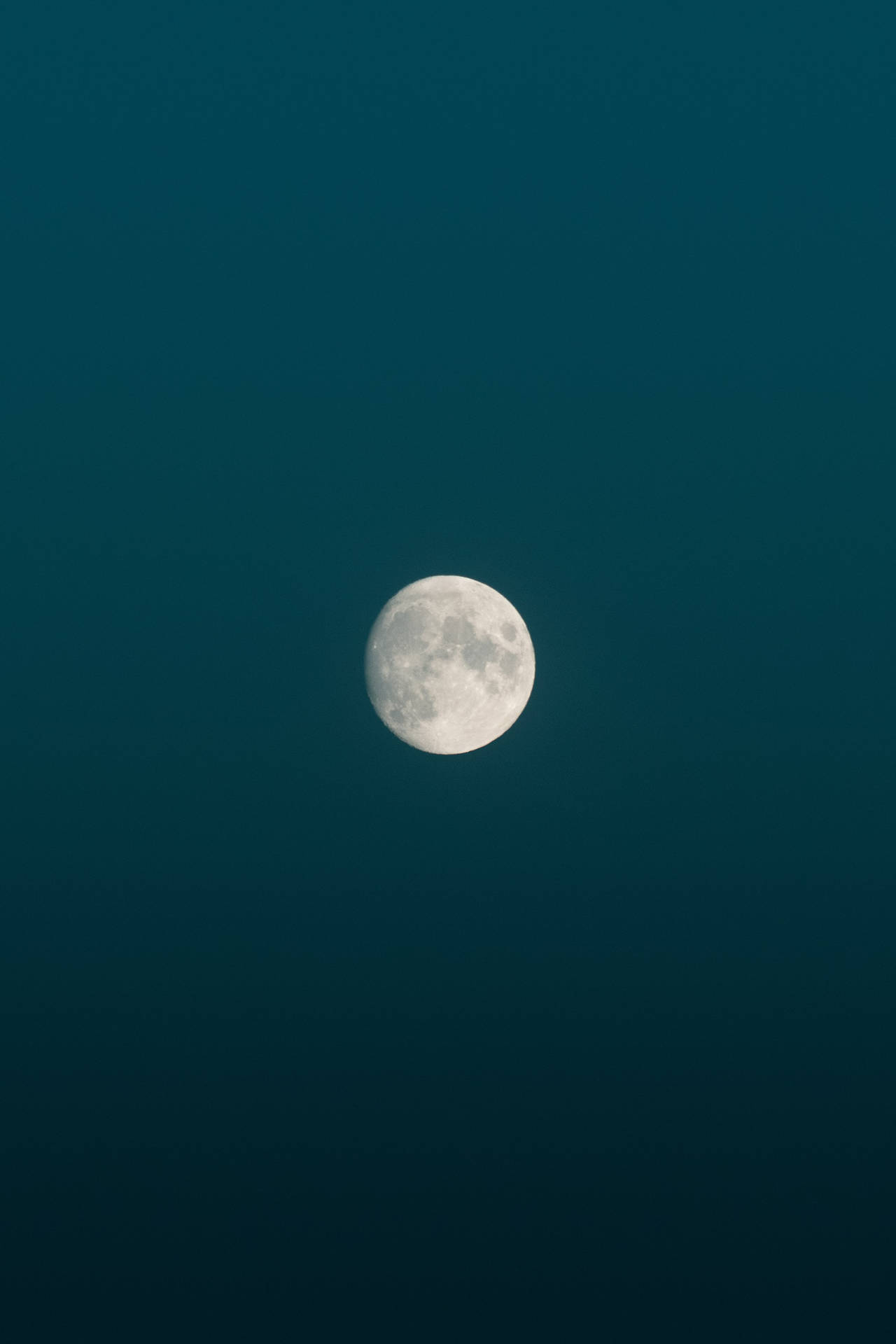 午夜藍色極簡美學天空中滿月的明亮光芒，月球及其可見表面。 — 月亮 壁紙