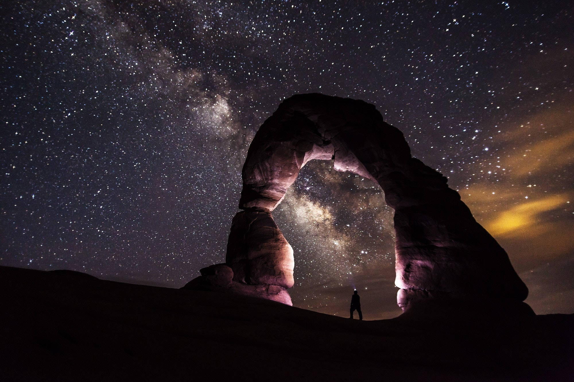 星空下岩层与人的通用桌面壁纸 壁紙