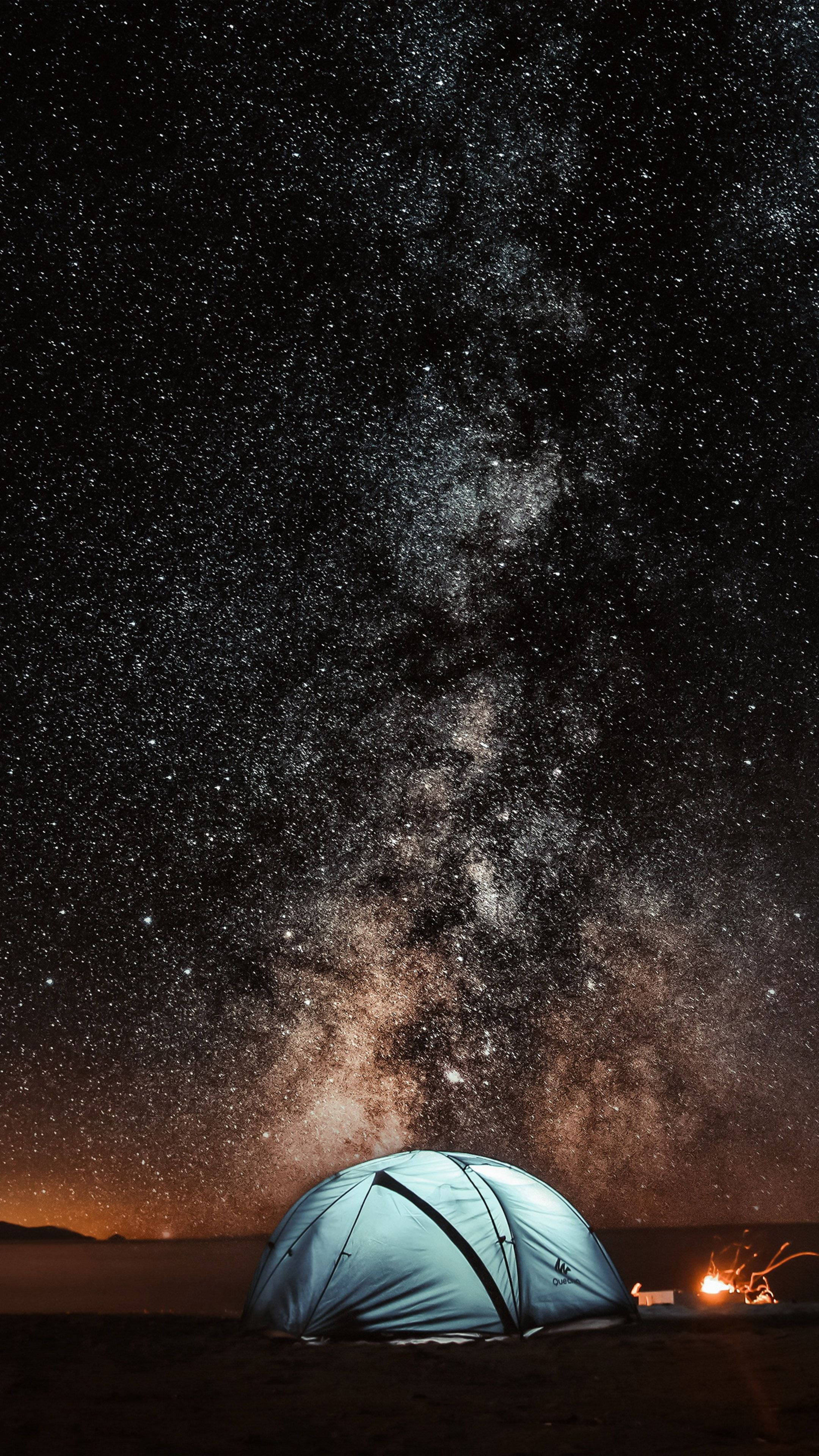 星空下露營的美麗意境 壁紙