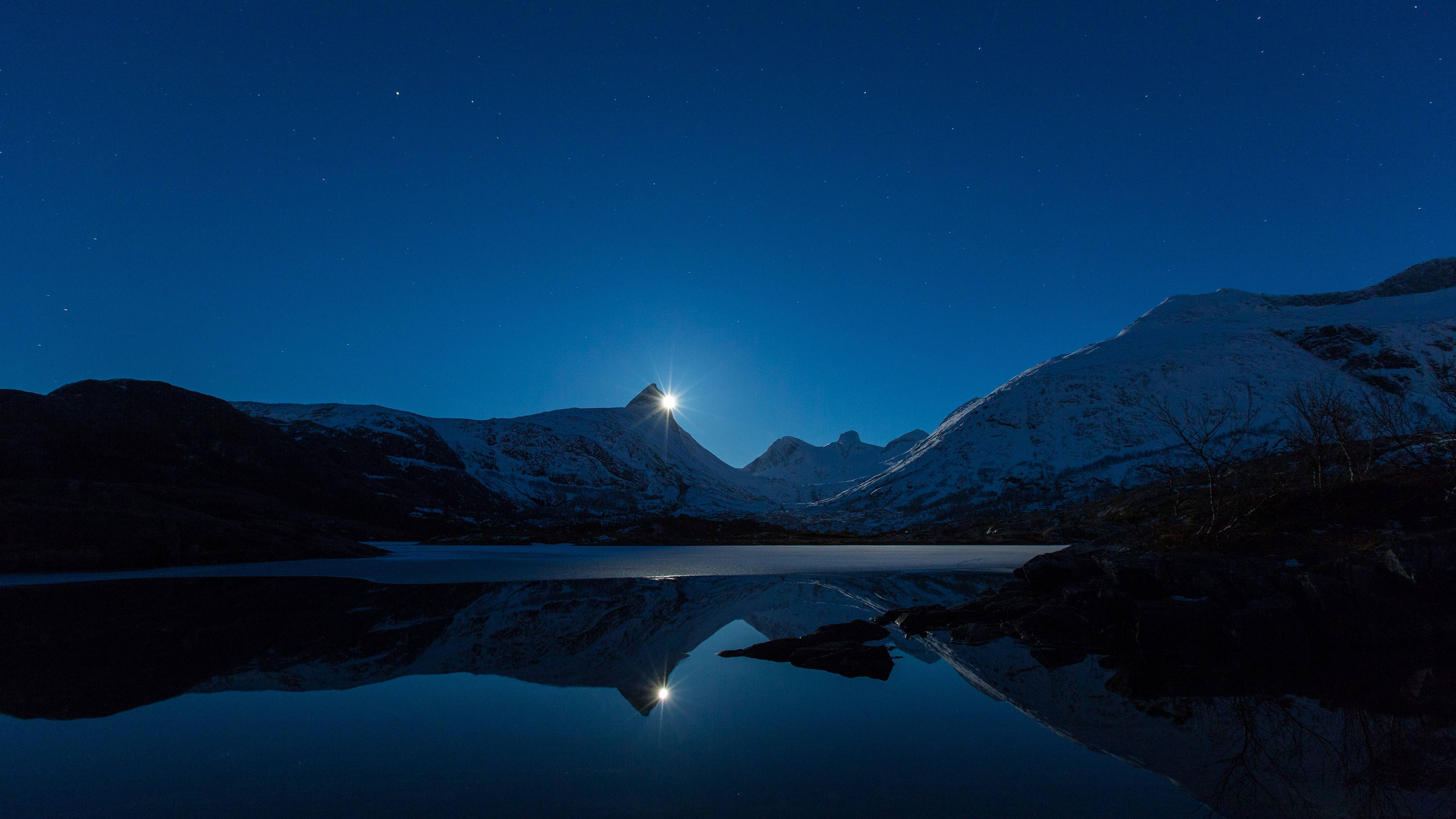 晴朗夜空山景 壁紙