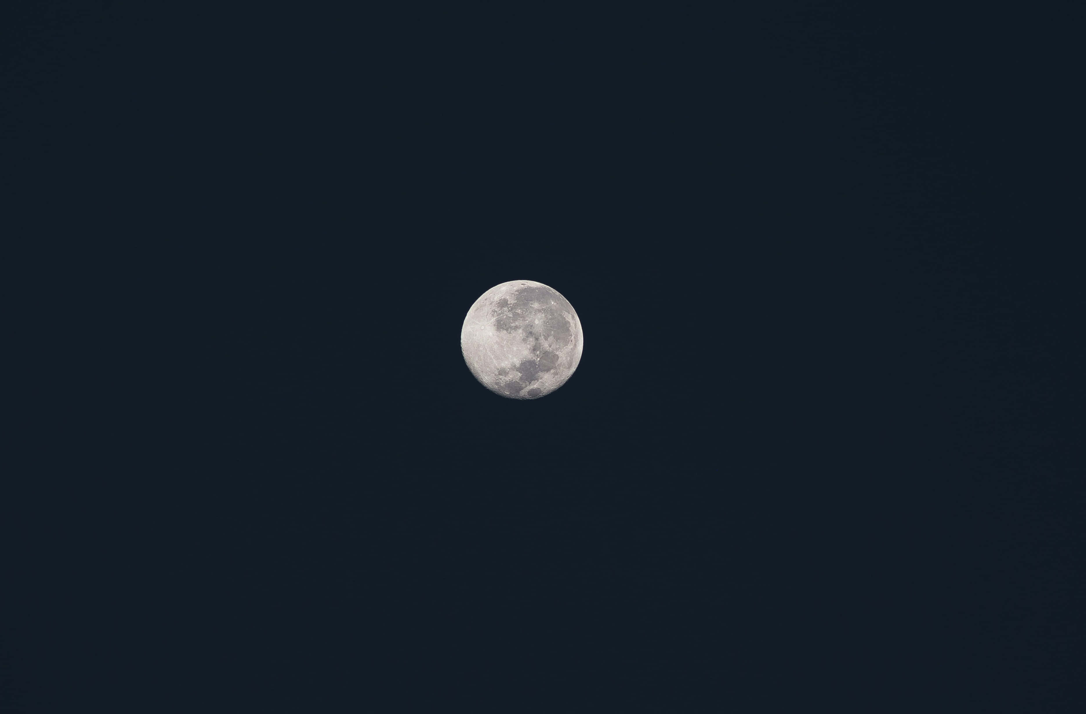 暗夜中的满月照片 壁紙