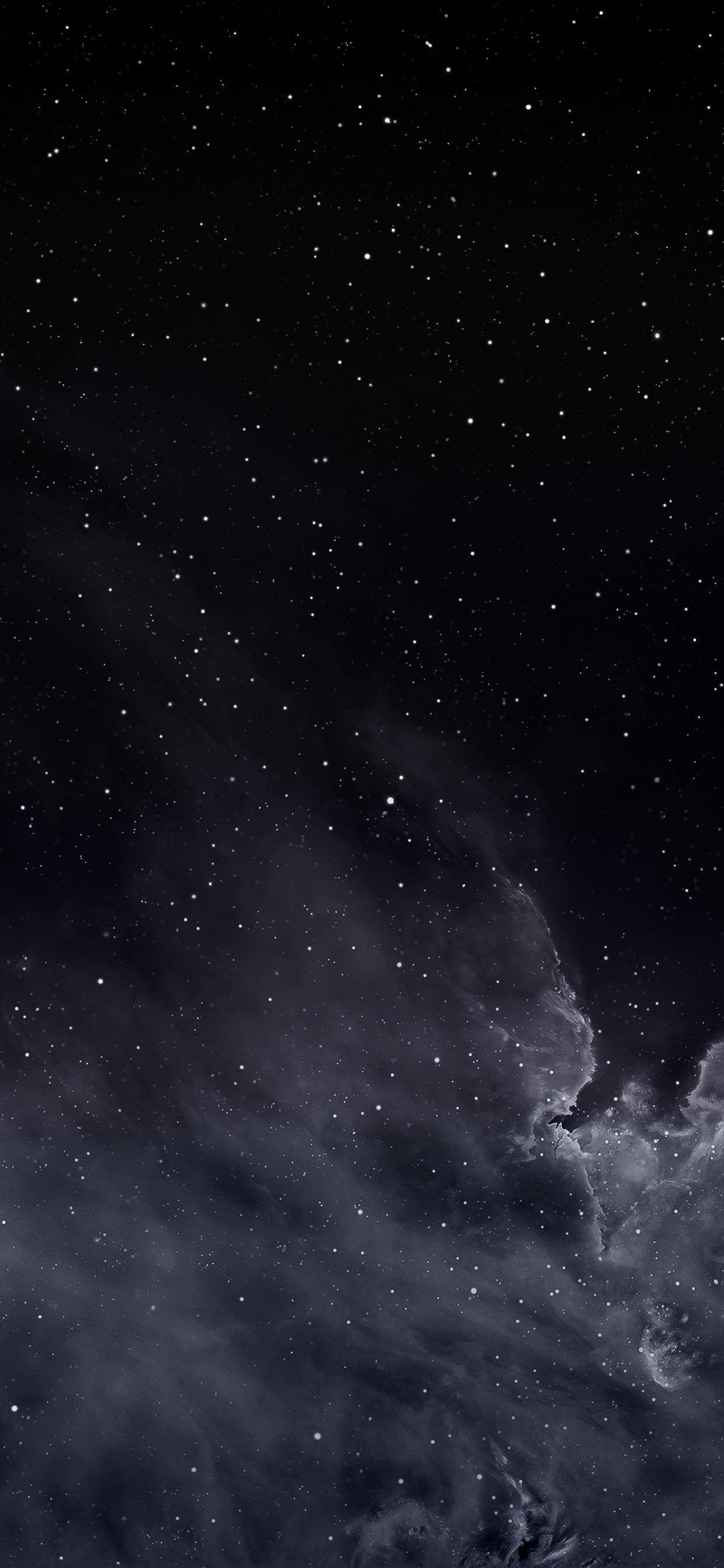 暗色模式中云层天空里的繁星 壁紙