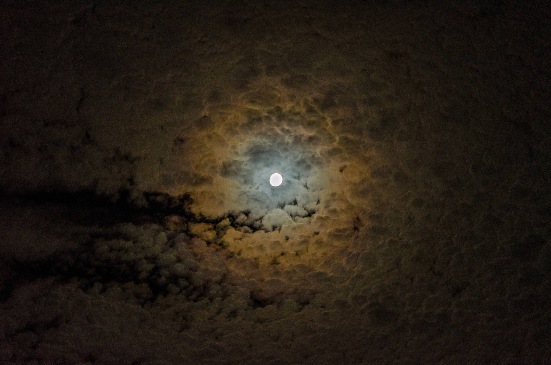 明亮的月亮被雲朵環繞。大自然的魔幻景象。滿月傍晚。 — 月亮 壁紙