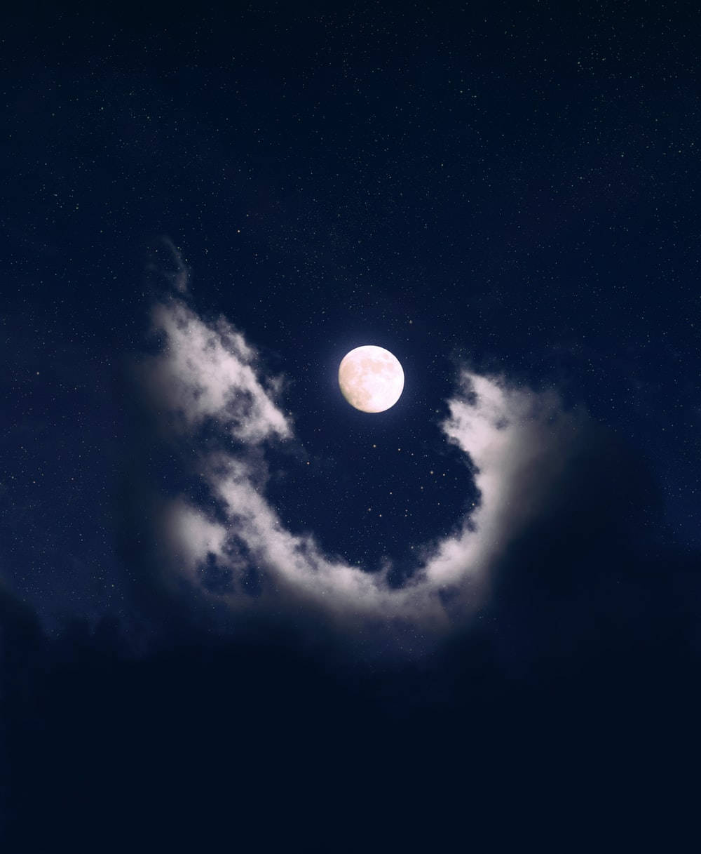 月光環繞的唯美雲層 壁紙