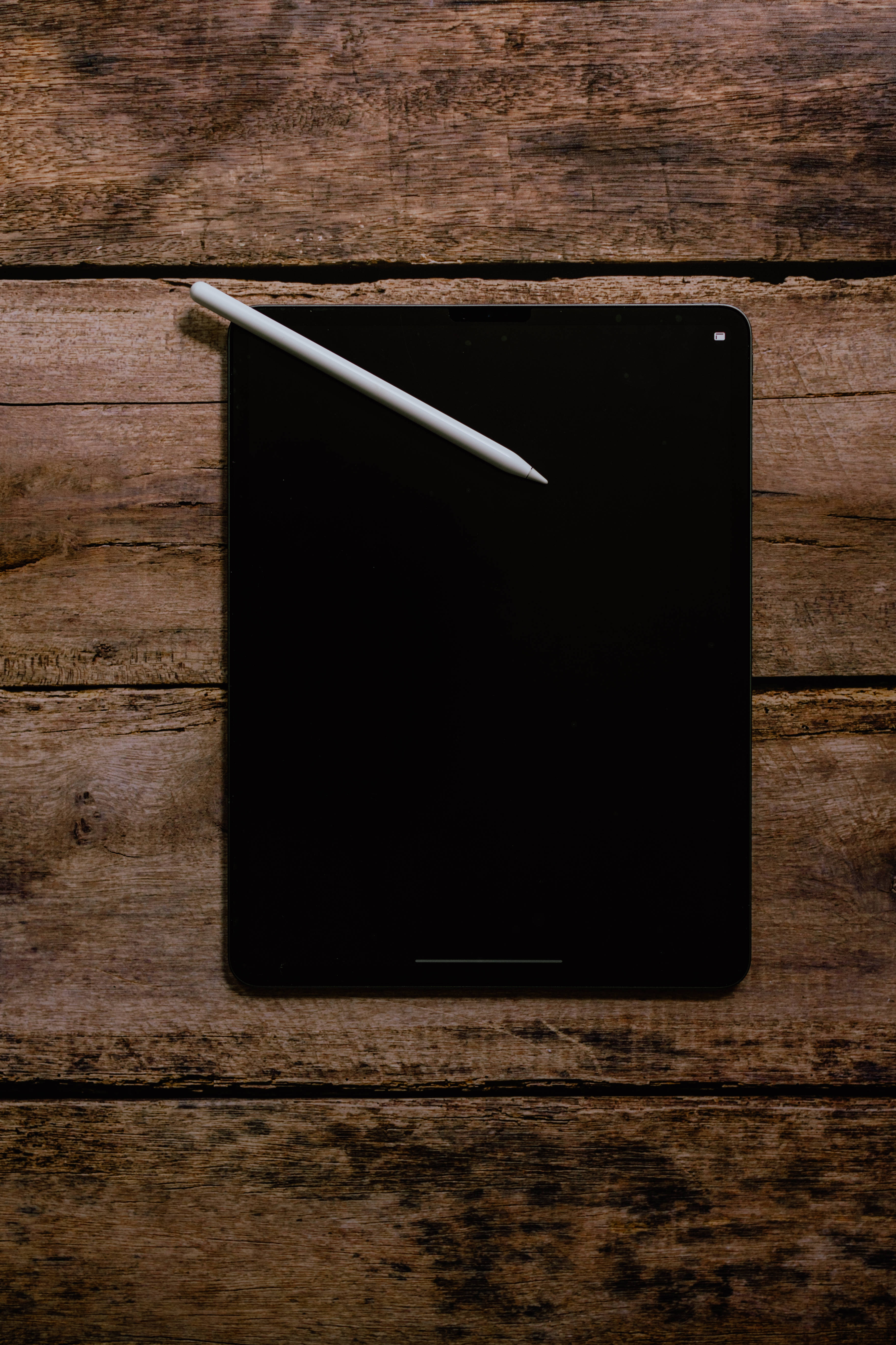木桌上的 Apple iPad Pro 壁紙