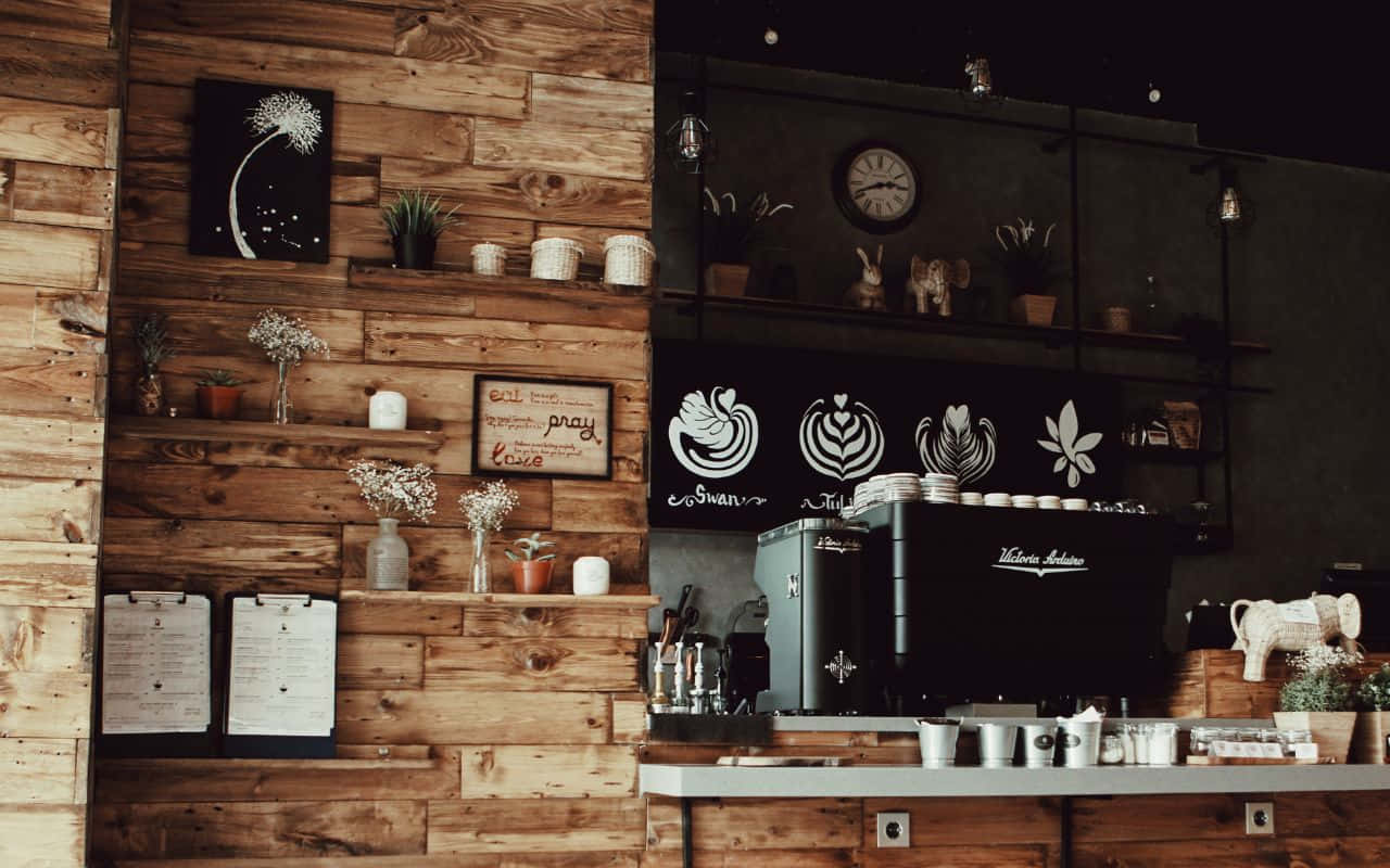 木质墙壁与木质柜台打造的咖啡店 壁紙