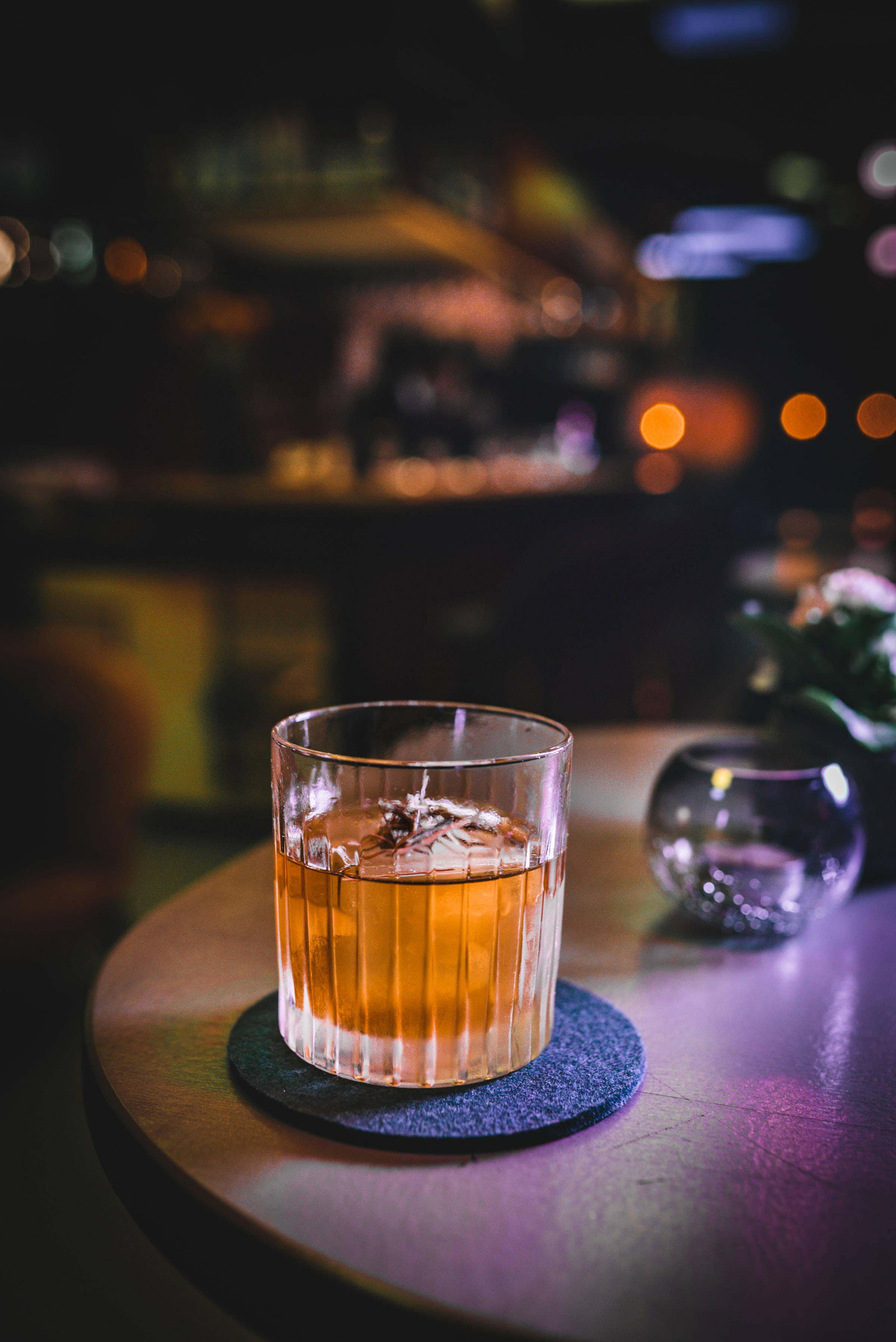 杯垫上的威士忌酒杯 壁紙