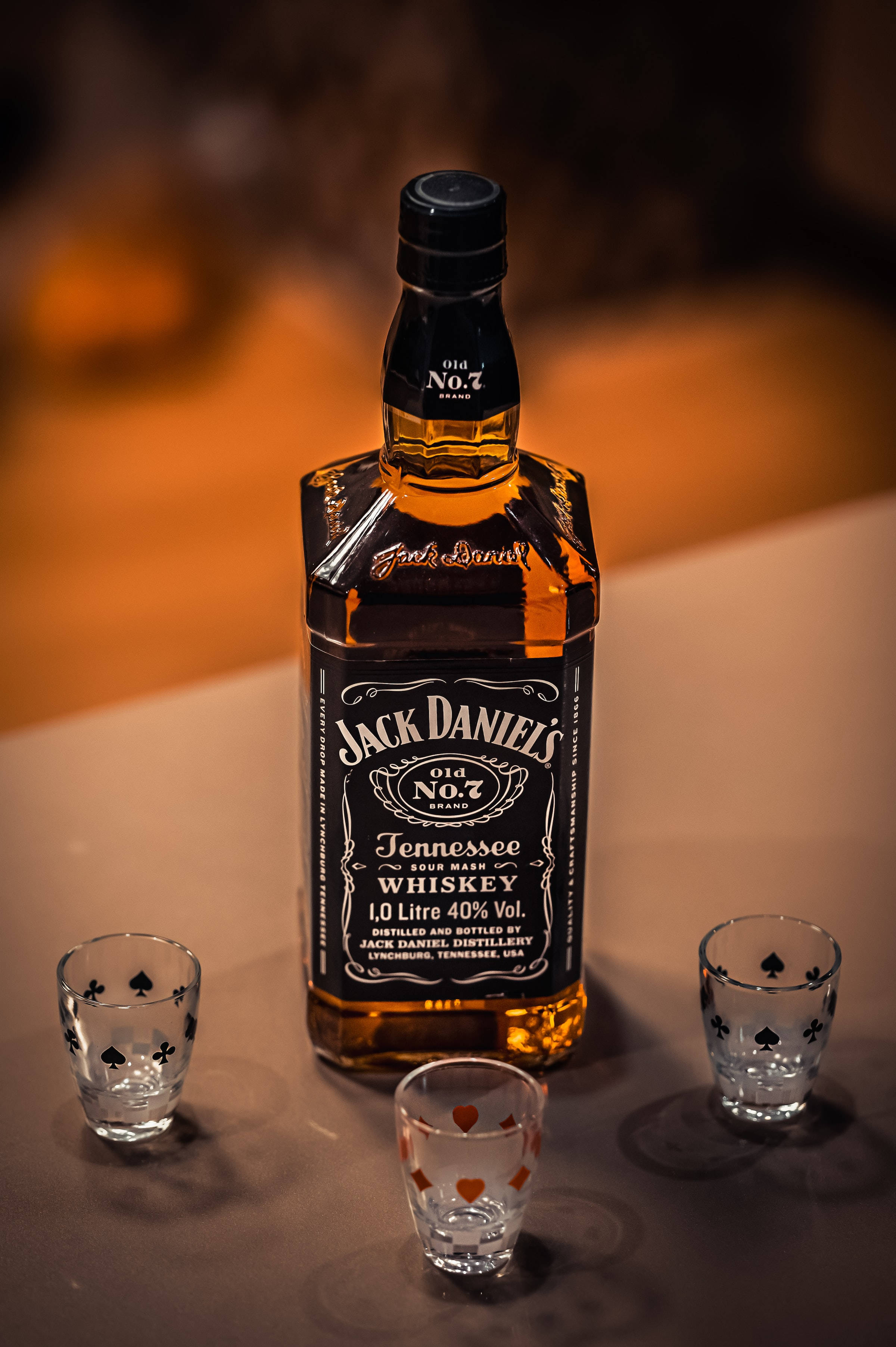 杰克丹尼威士忌与三个空酒杯 壁紙