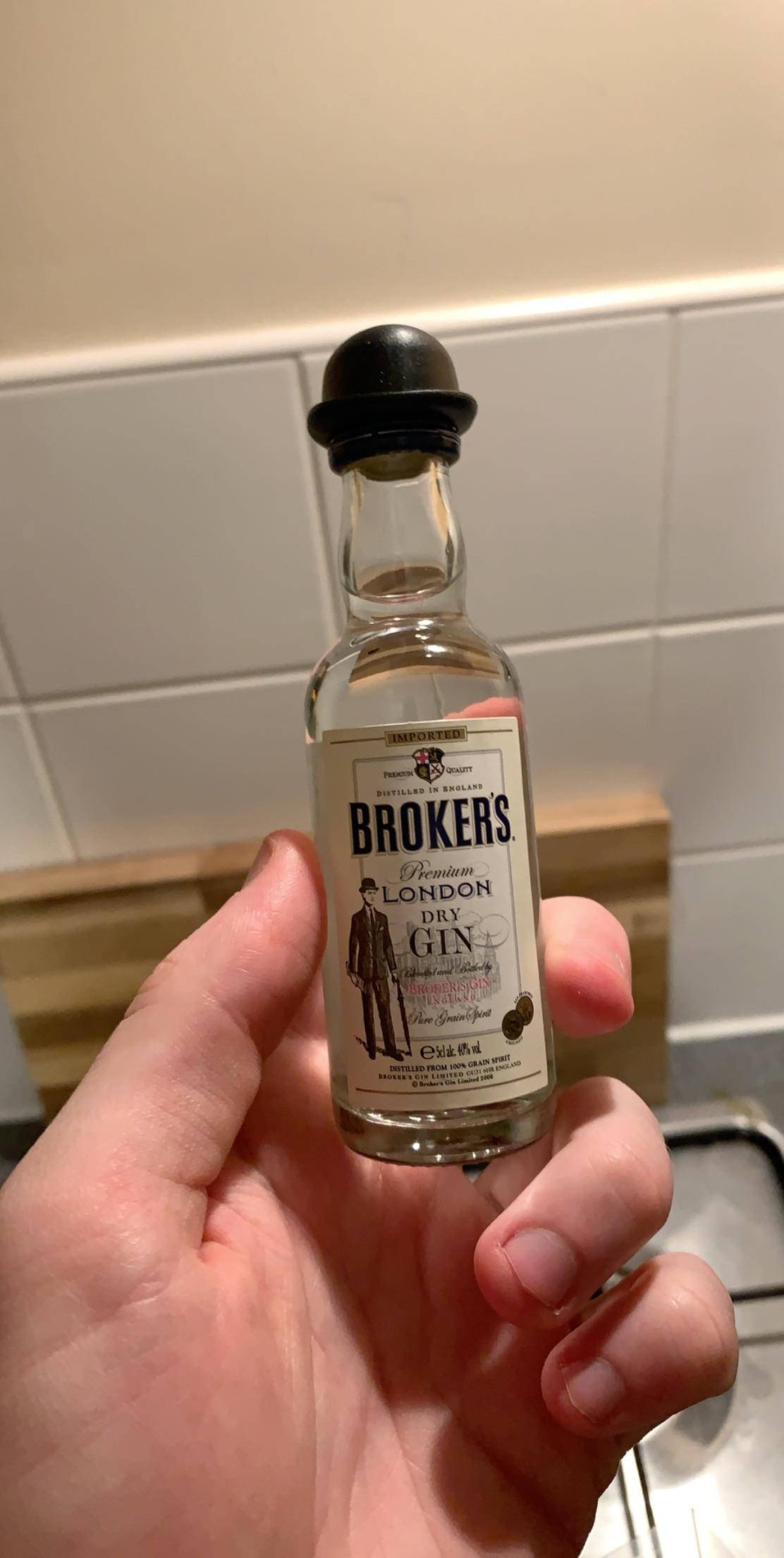标题：迷你Brokers金酒瓶 壁紙