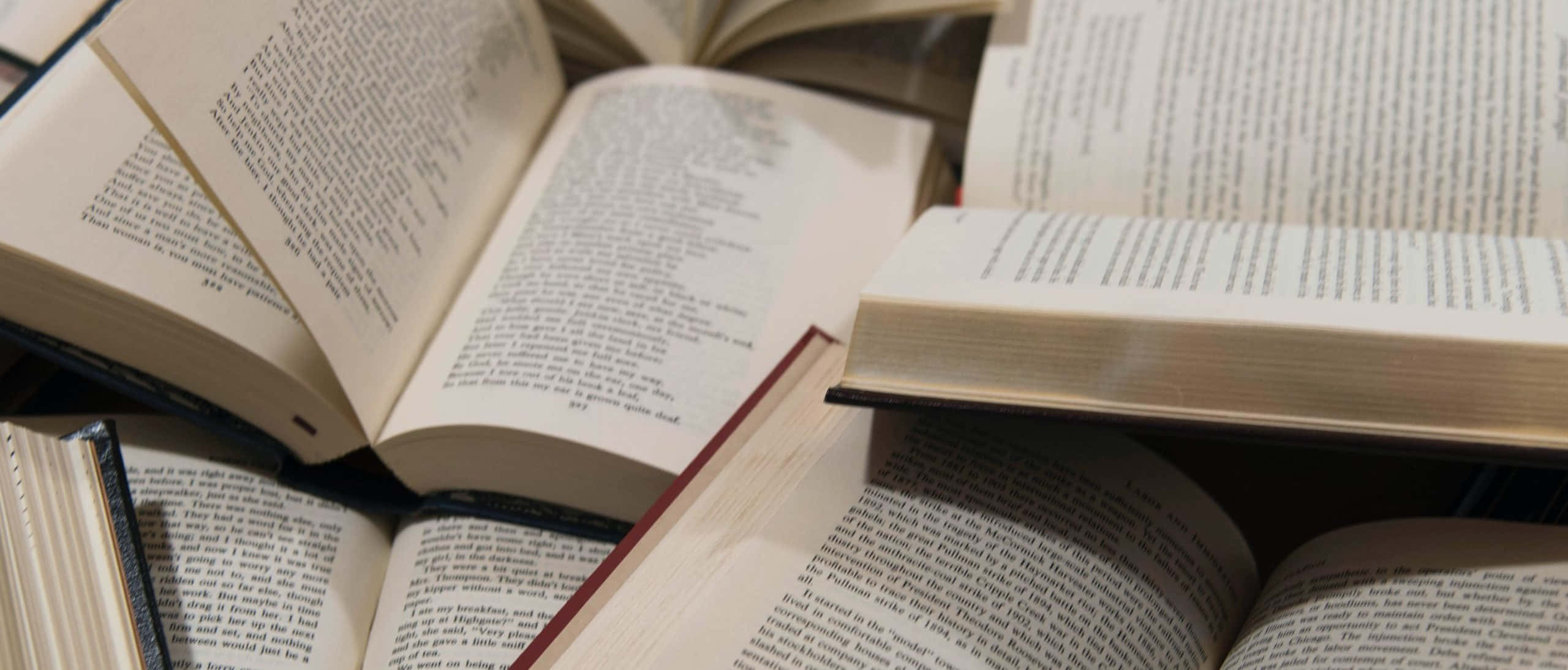 桌上堆疊的書籍 壁紙