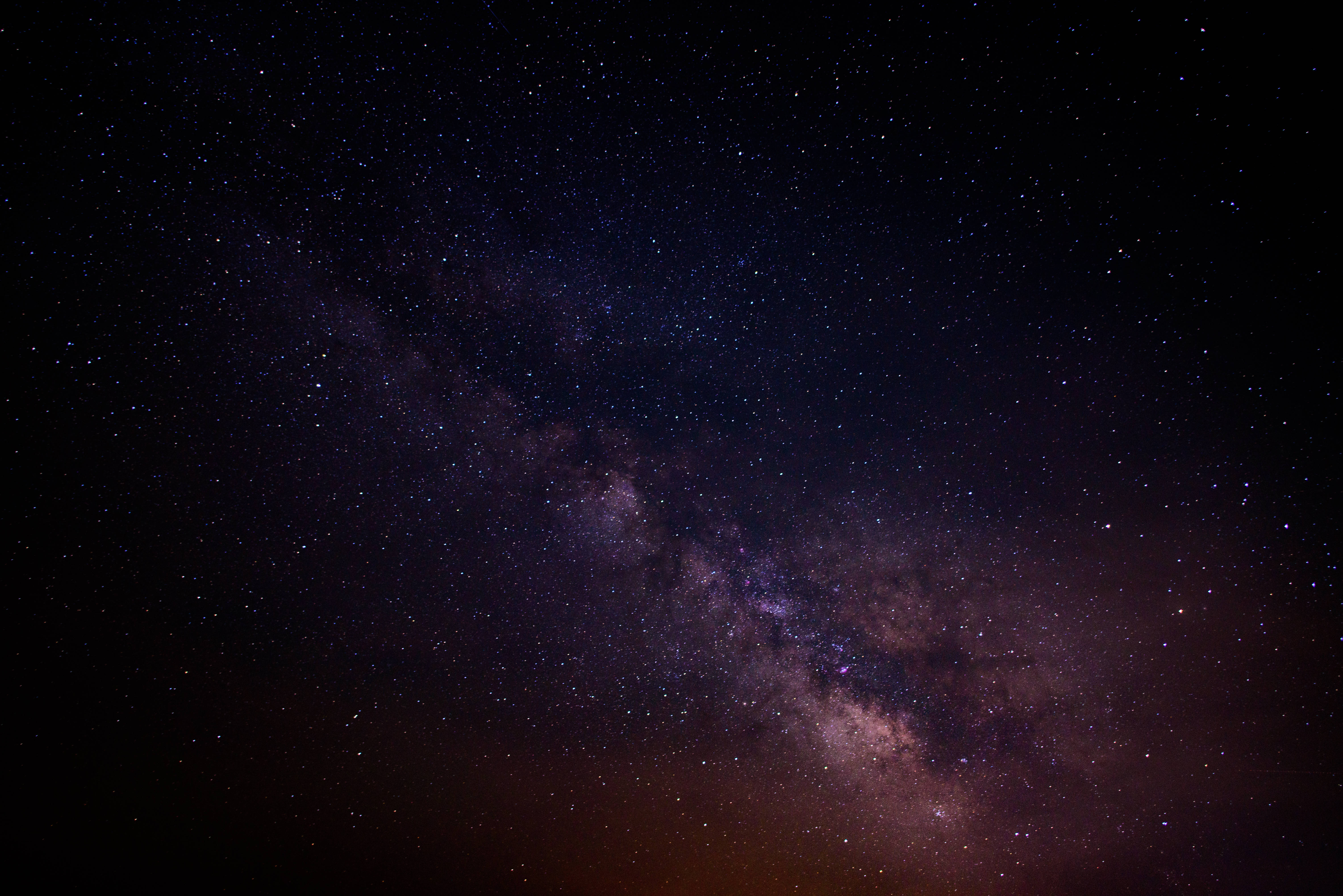 桌上放置的三星Galaxy S10 Plus 壁紙
