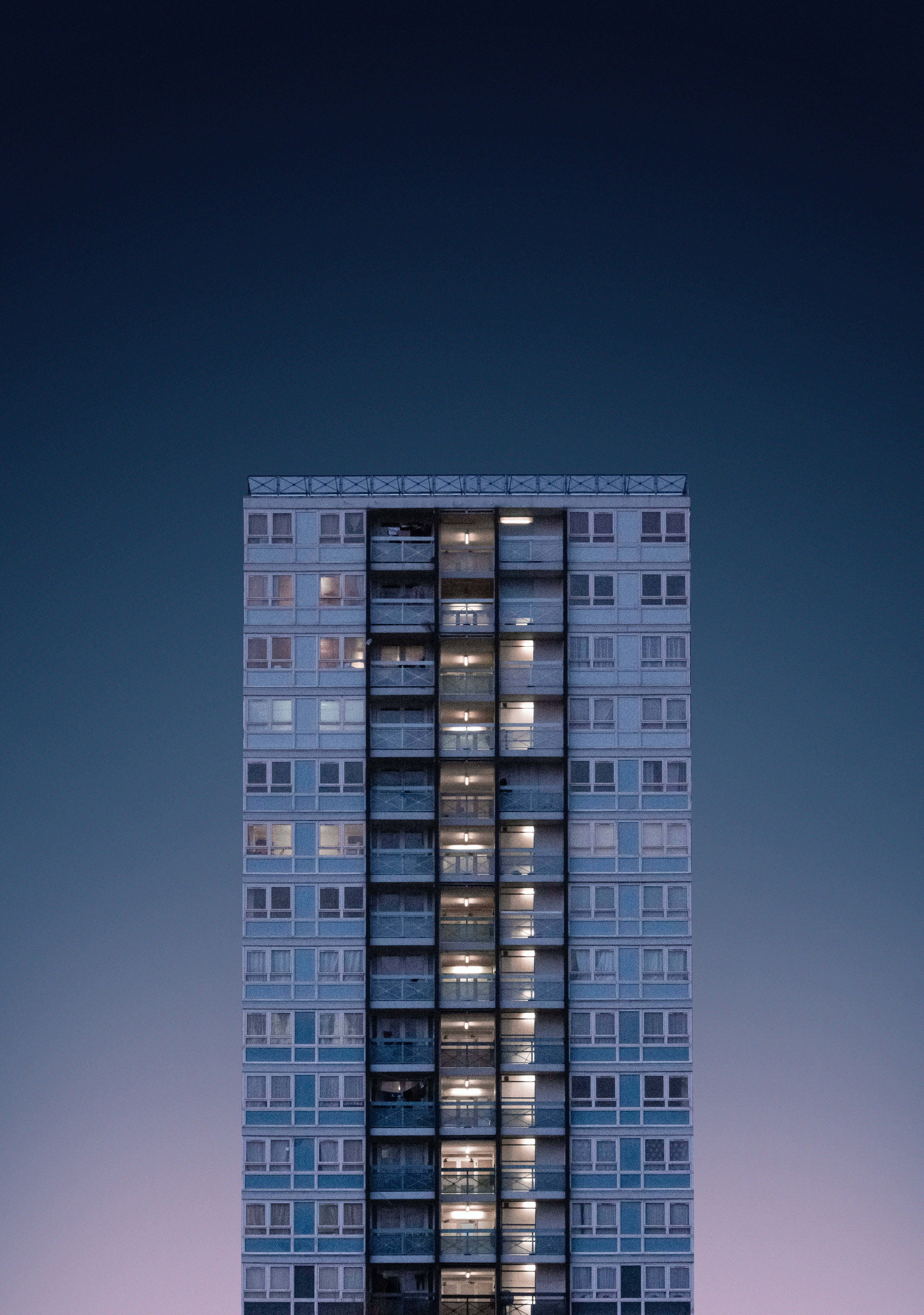 極簡藍色3D建築立面 壁紙