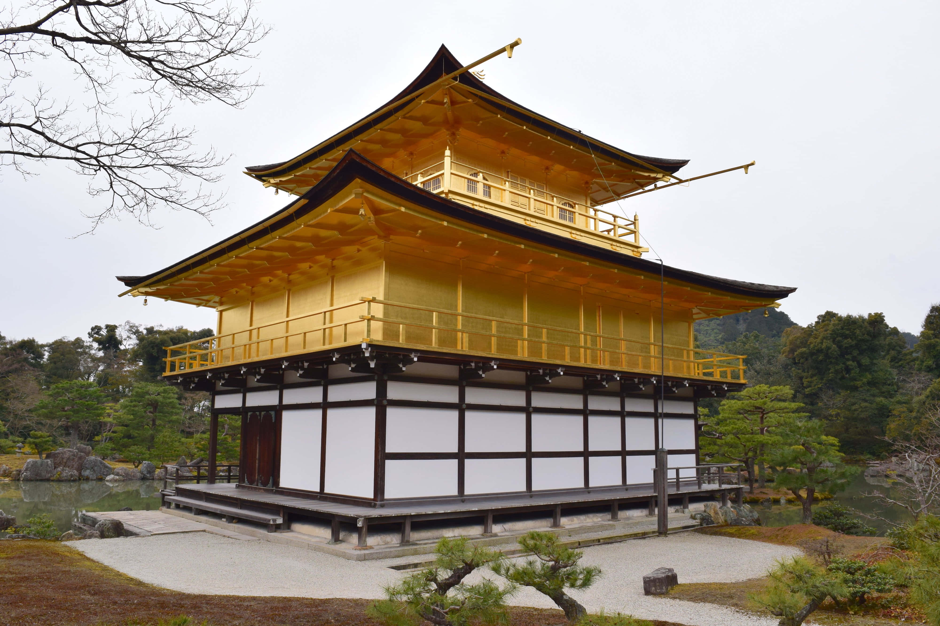 標題：黃昏時分的日本金閣寺，金光閃耀 壁紙