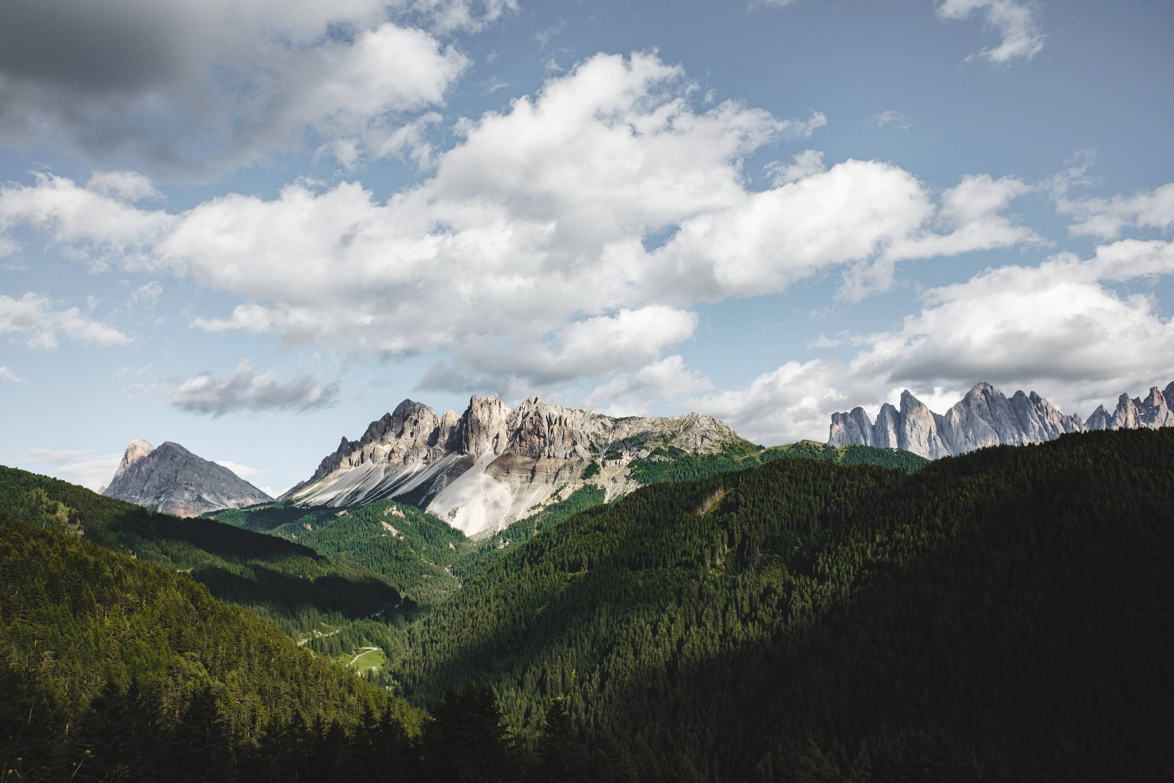 欣賞迷人的夏日阿爾卑斯山景 壁紙