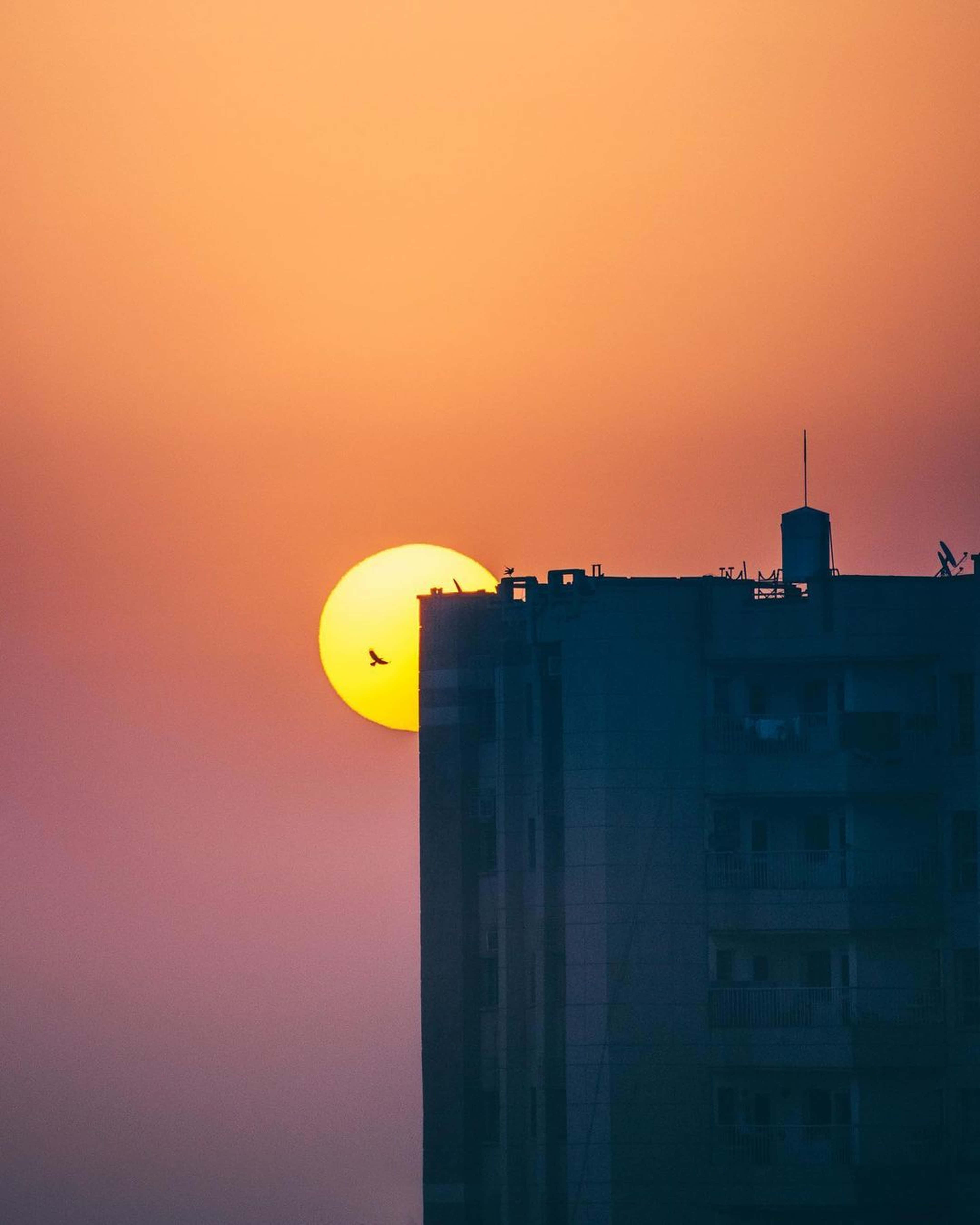 欣賞開闊天空的美麗夕陽 壁紙