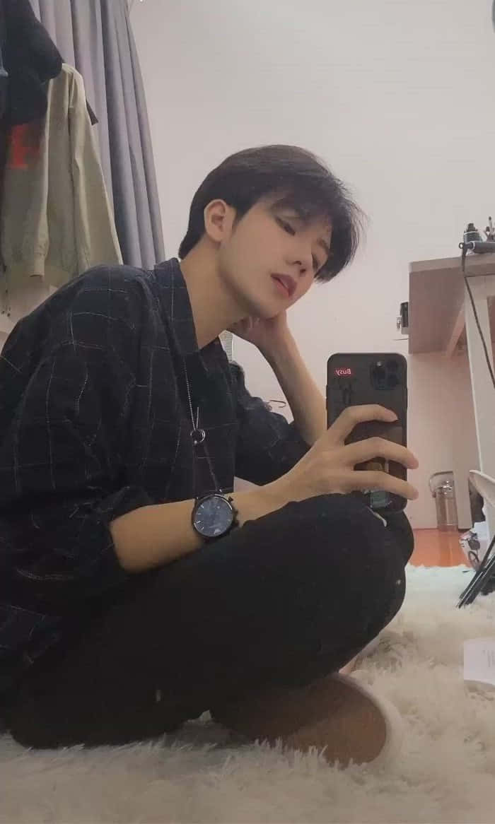 沉思人生的文藝少年 壁紙
