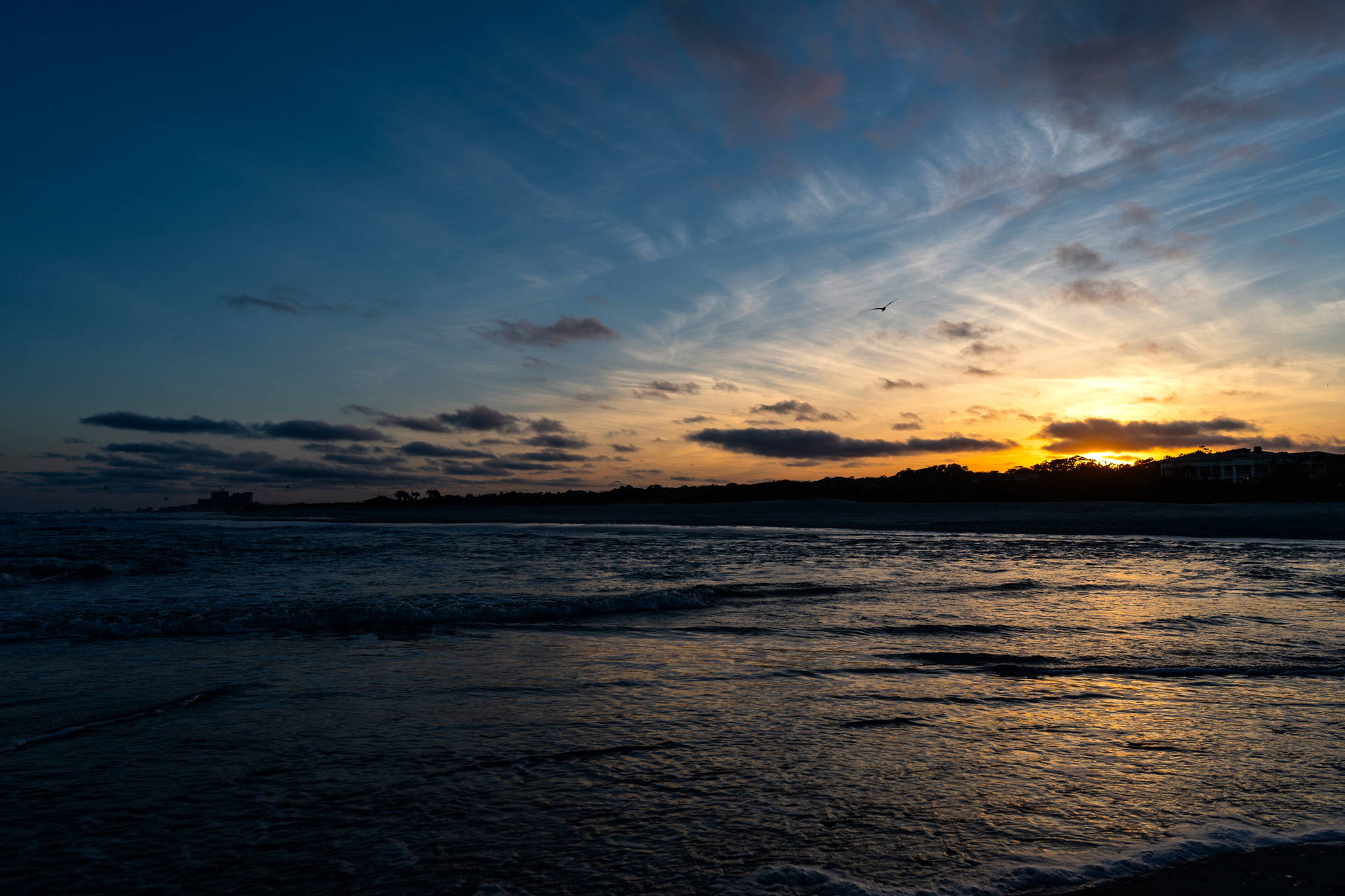 海上日落，清澈海水与蓝天
