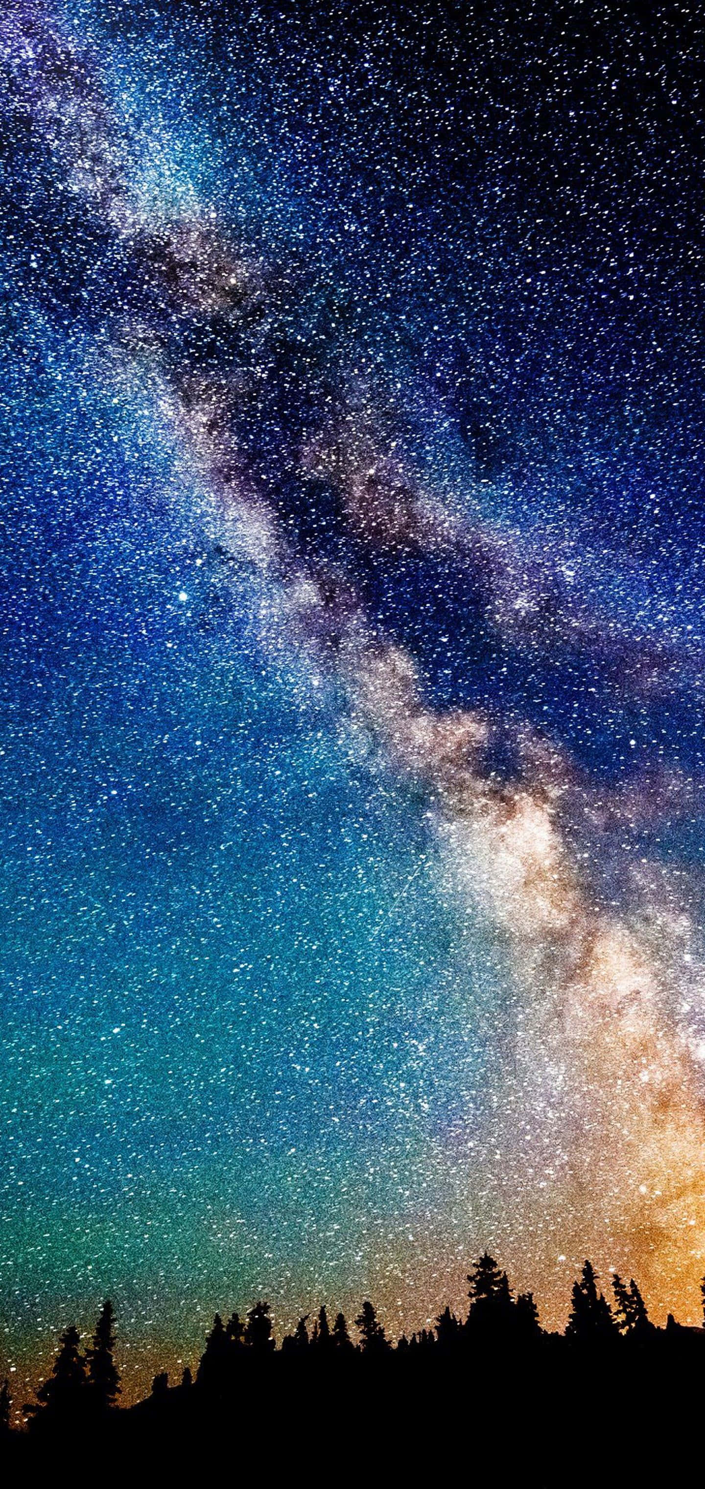 沉浸在銀河天空的無限深淵中 壁紙