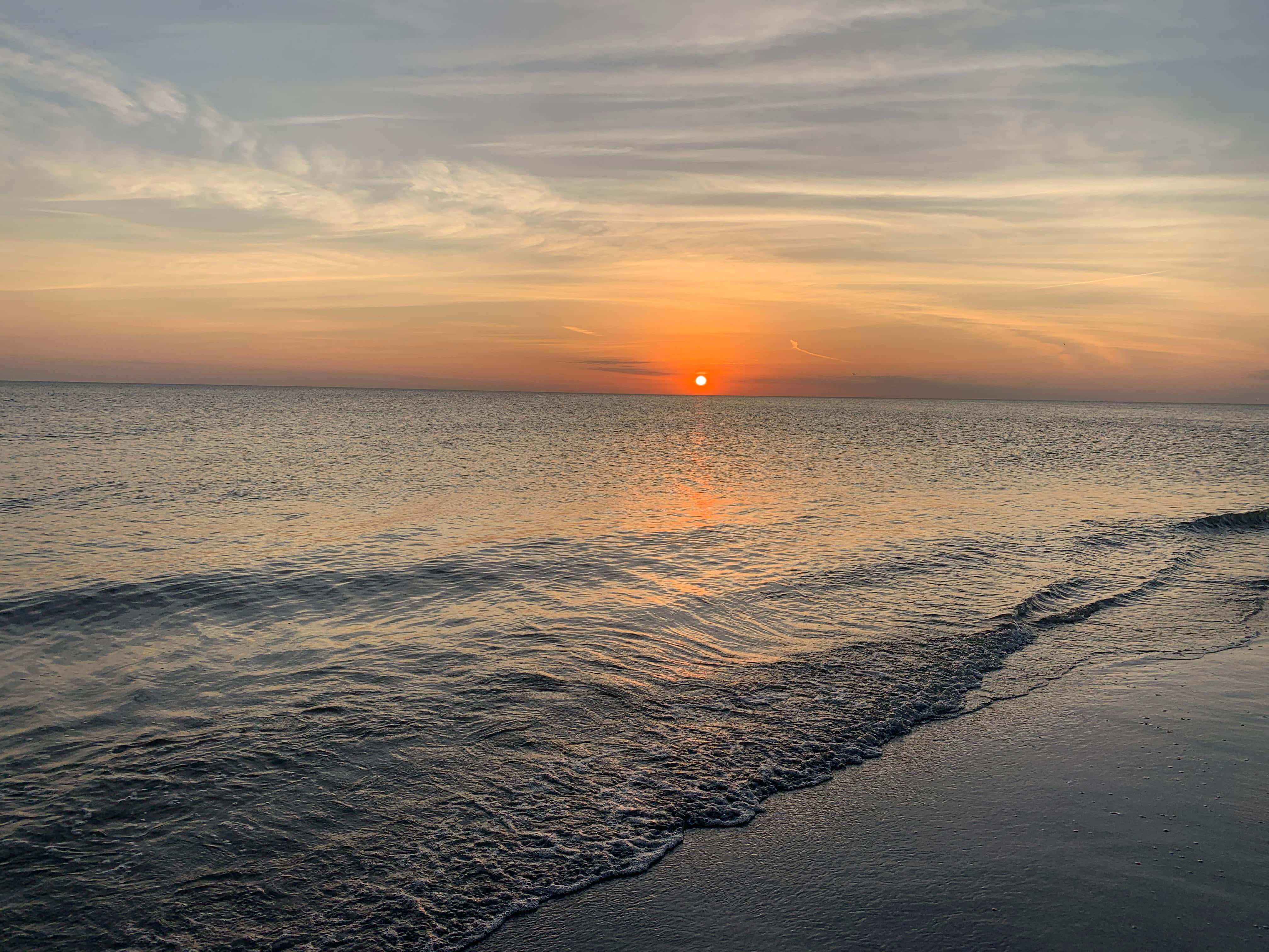 沉浸海灘夕陽的燦爛色彩 壁紙