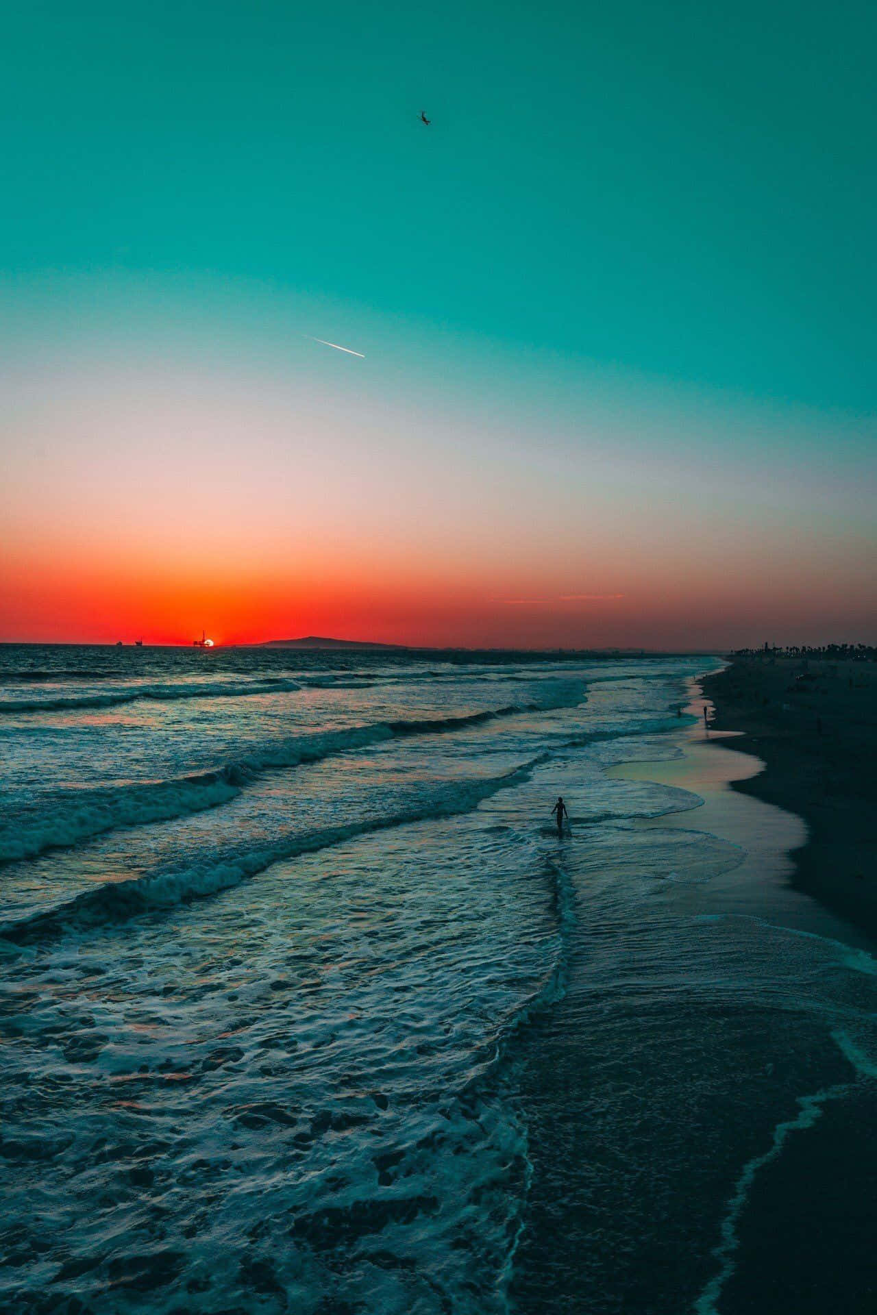 沙灘上享受最後一抹夕暉 壁紙