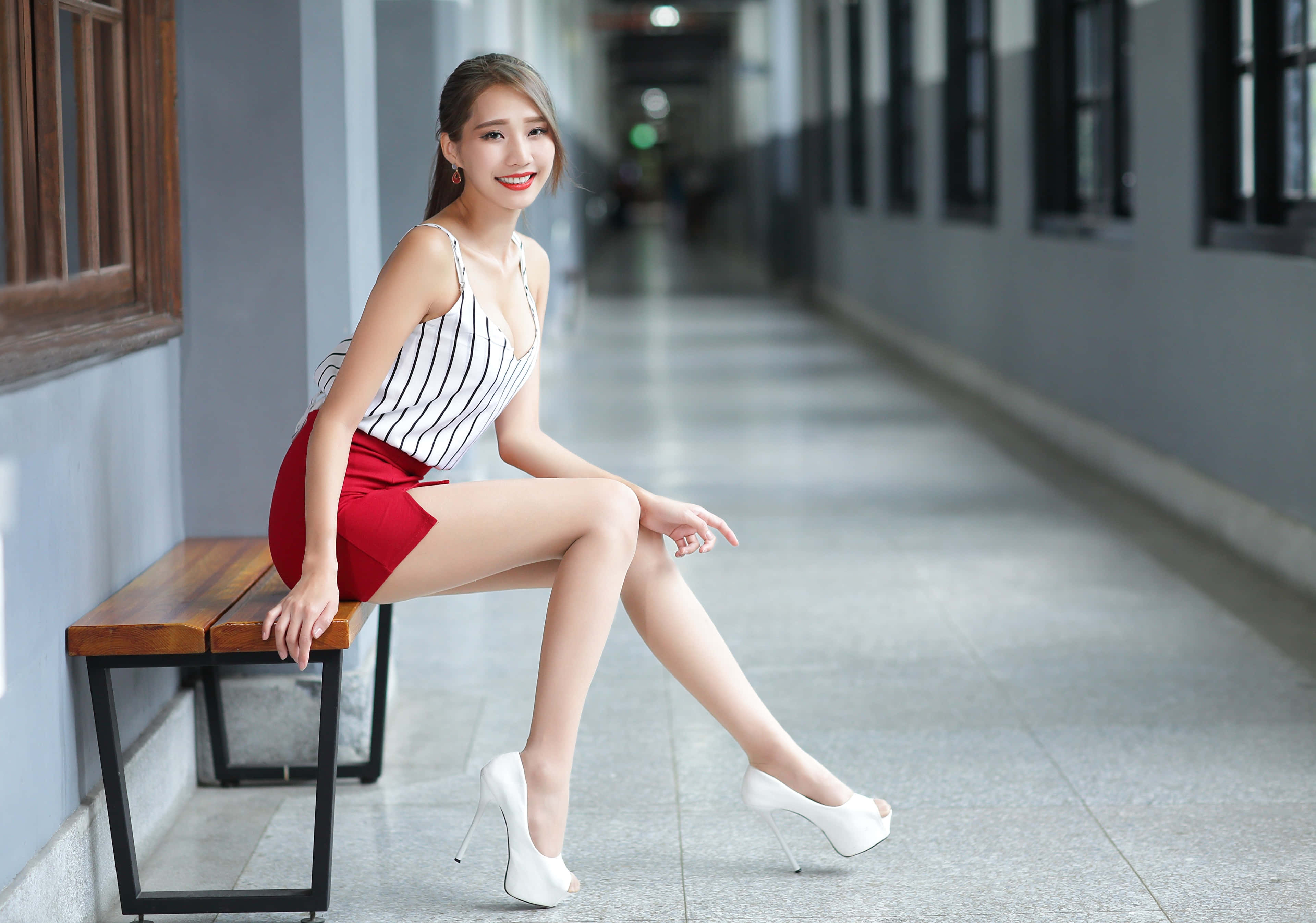 泰國女孩穿著白色高跟鞋 壁紙