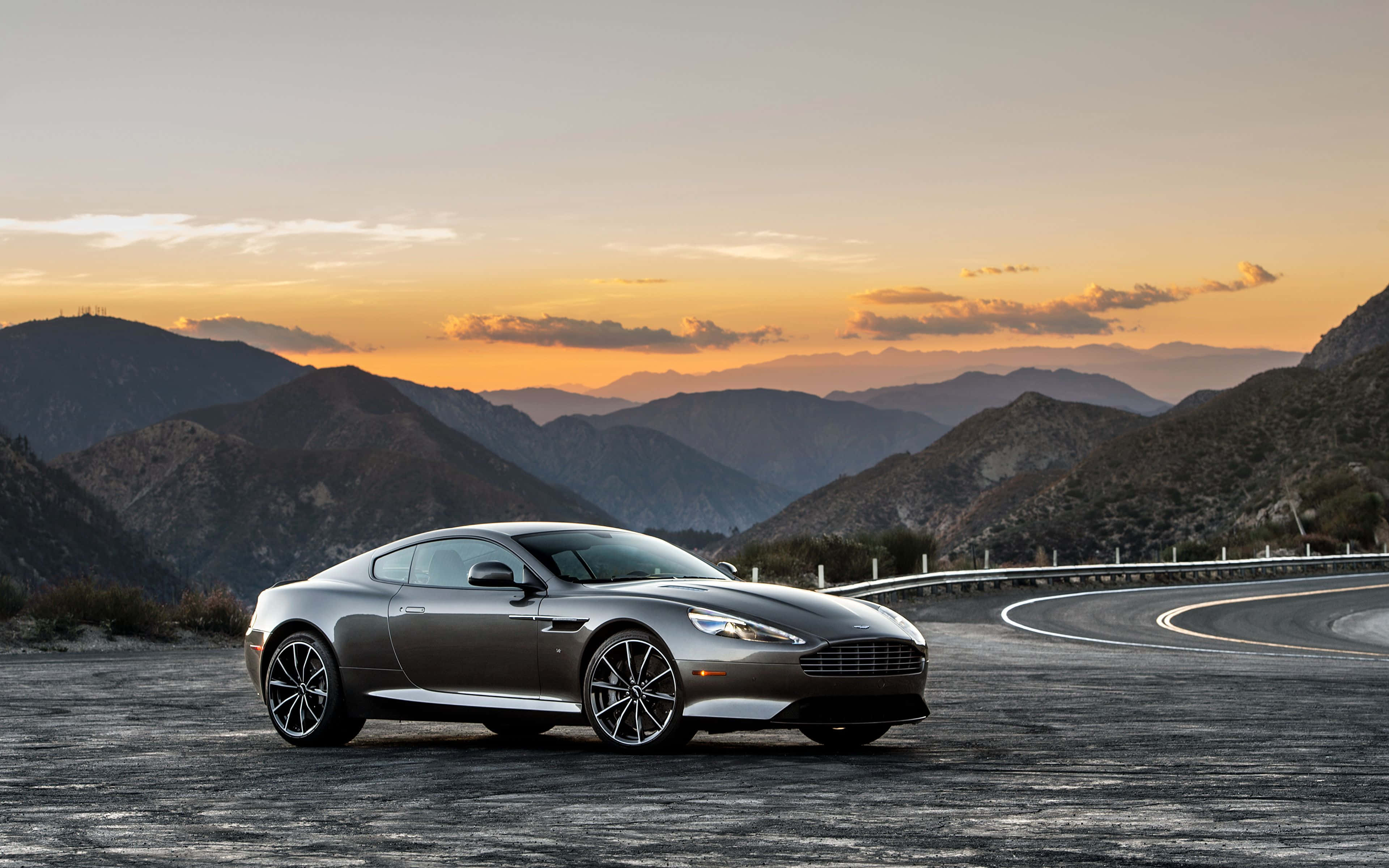 流暢時尚的Aston Martin DB9 壁紙