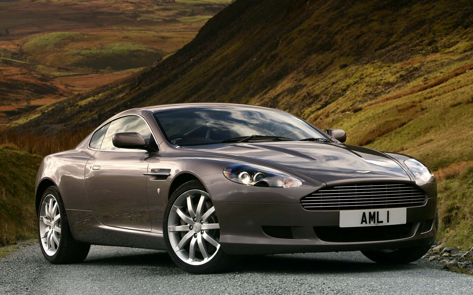 流暢的Aston Martin DB9馳騁開闊道路 壁紙