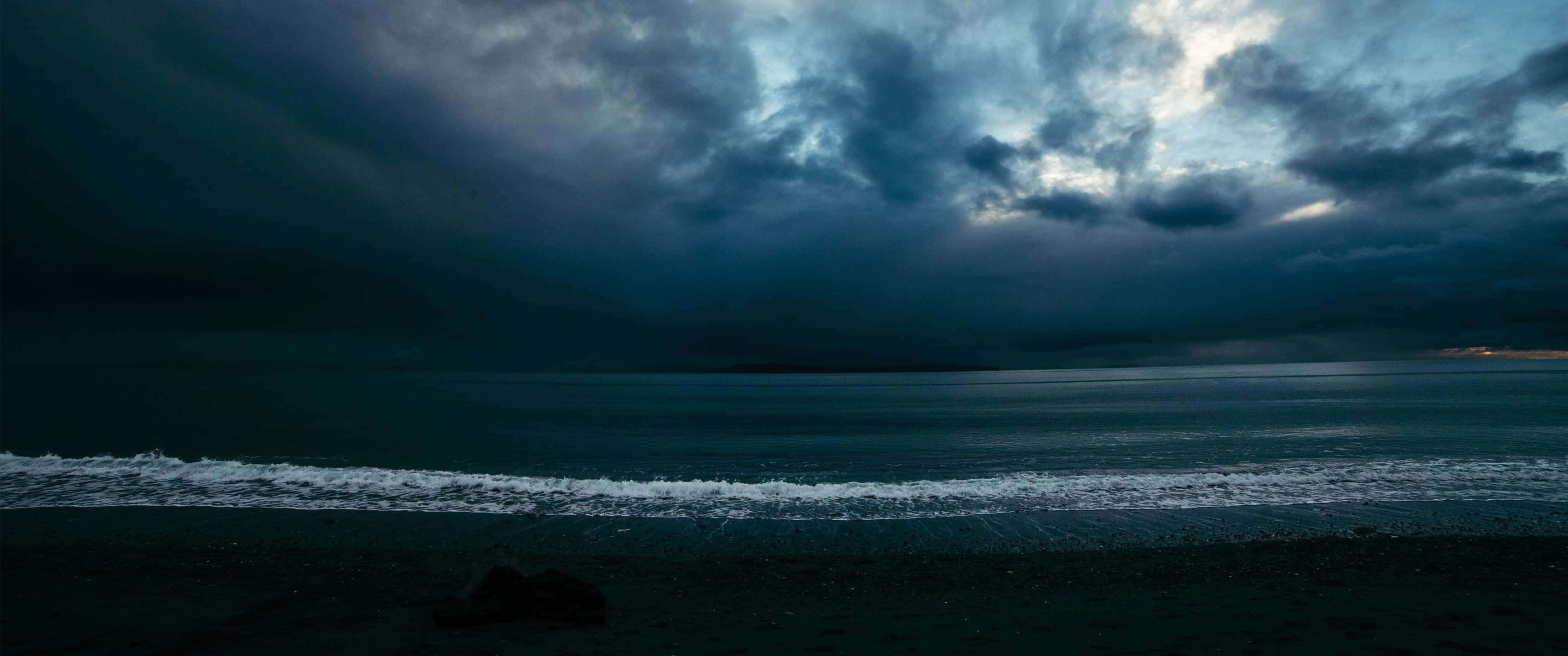 海洋上空黑暗暴风雨的天空 壁紙