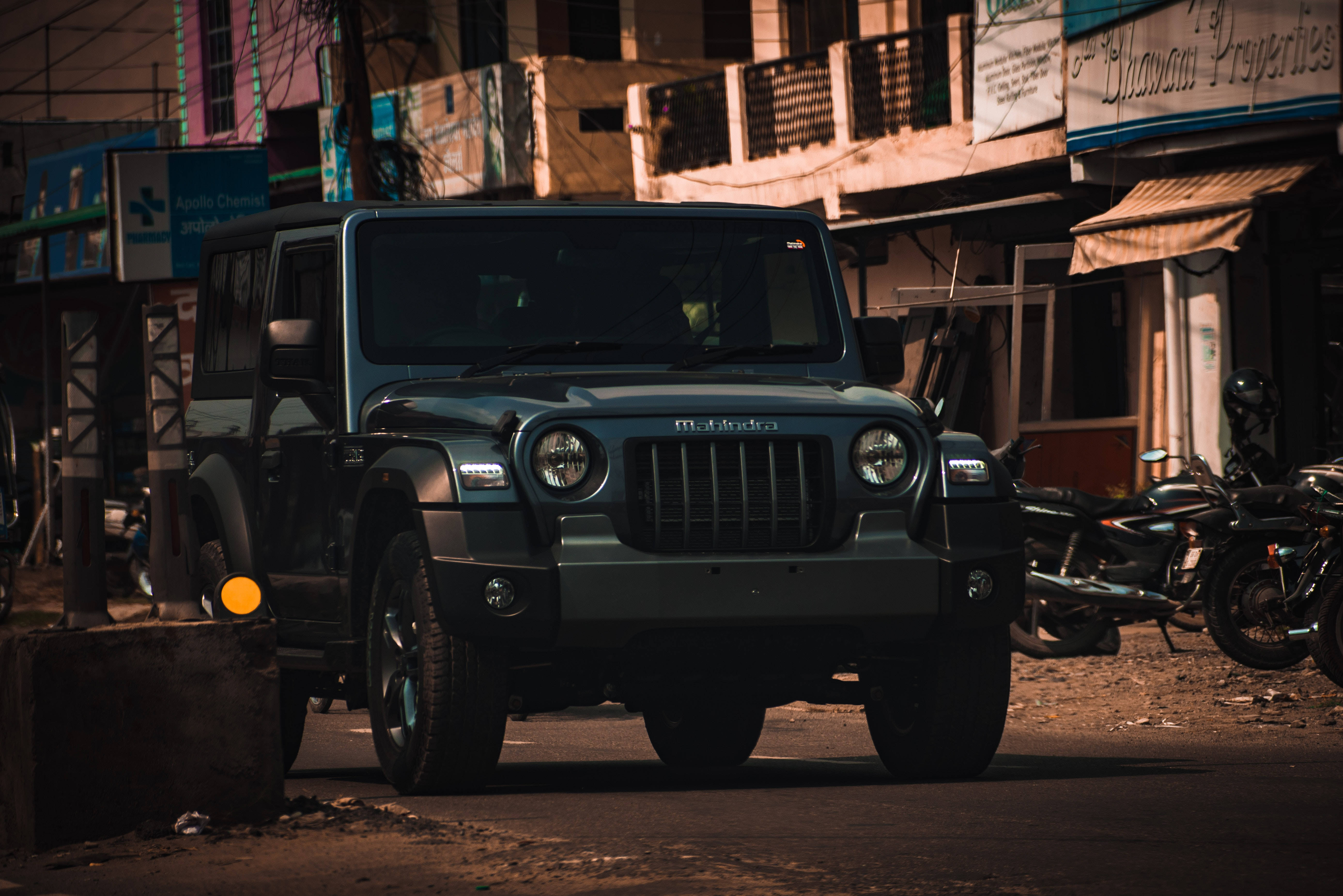 消光黑Mahindra Thar 4K 壁紙