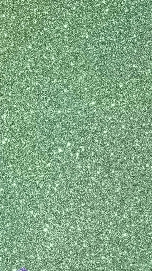 淡綠閃粉背景人像 壁紙