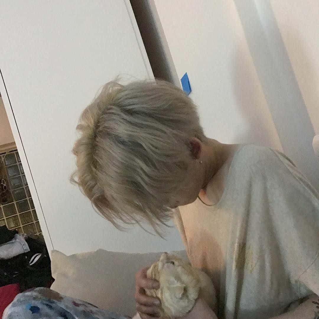 深情凝望远方的青年男子 壁紙