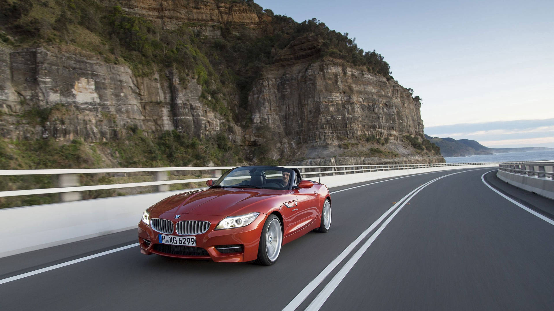 橙色BMW Z4汽車行駛於山邊道路桌布 — 宝马 壁紙
