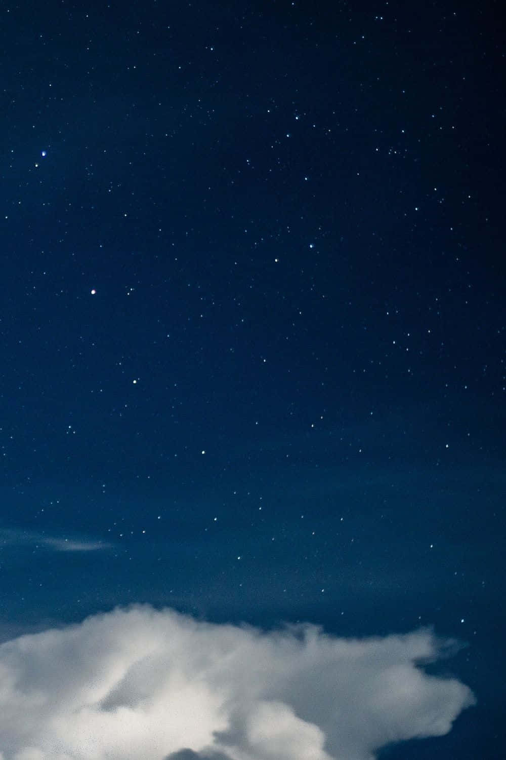 深藍星空白雲 壁紙
