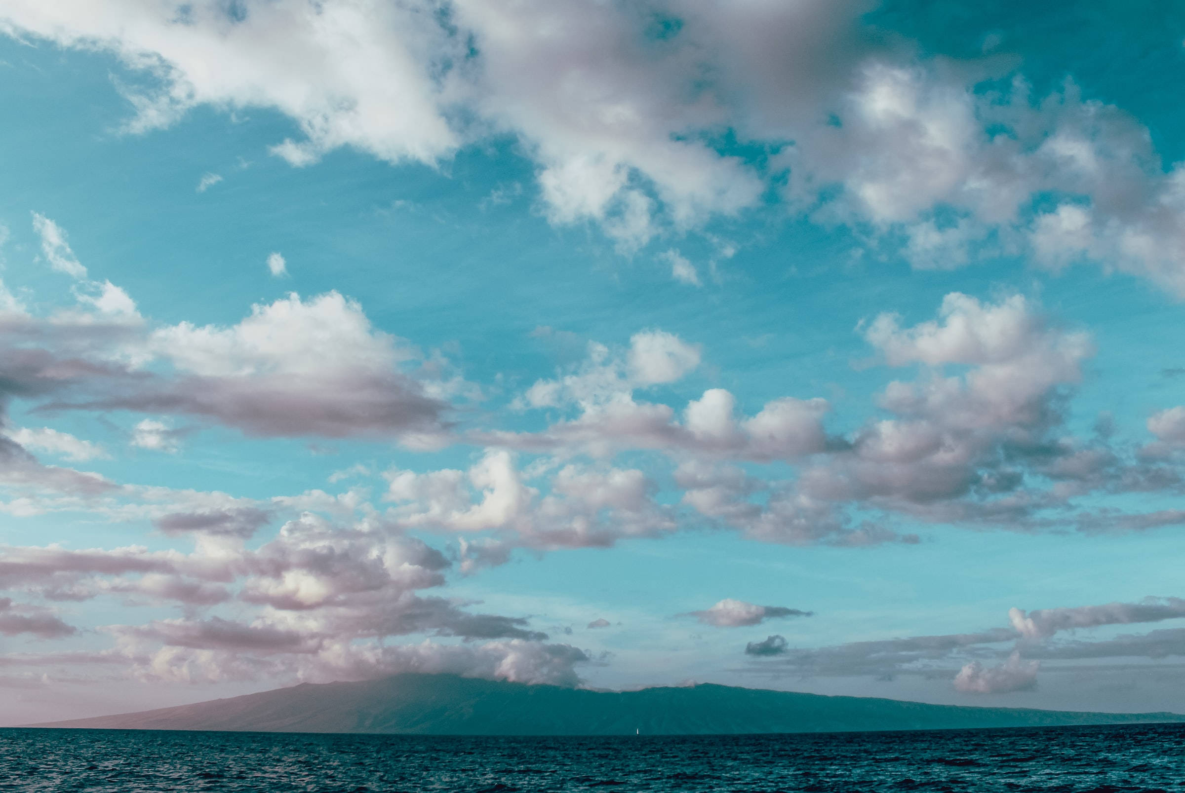 淺藍色海洋與多雲天空 壁紙