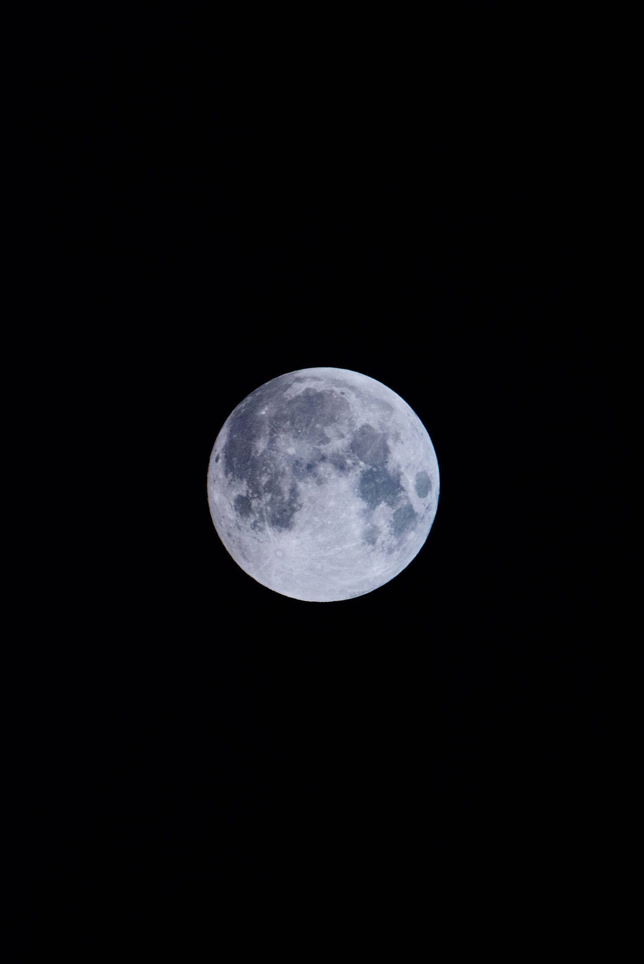 滿月在漆黑的午夜天空中明亮照耀，衛星太空拍攝。 — 月亮 壁紙