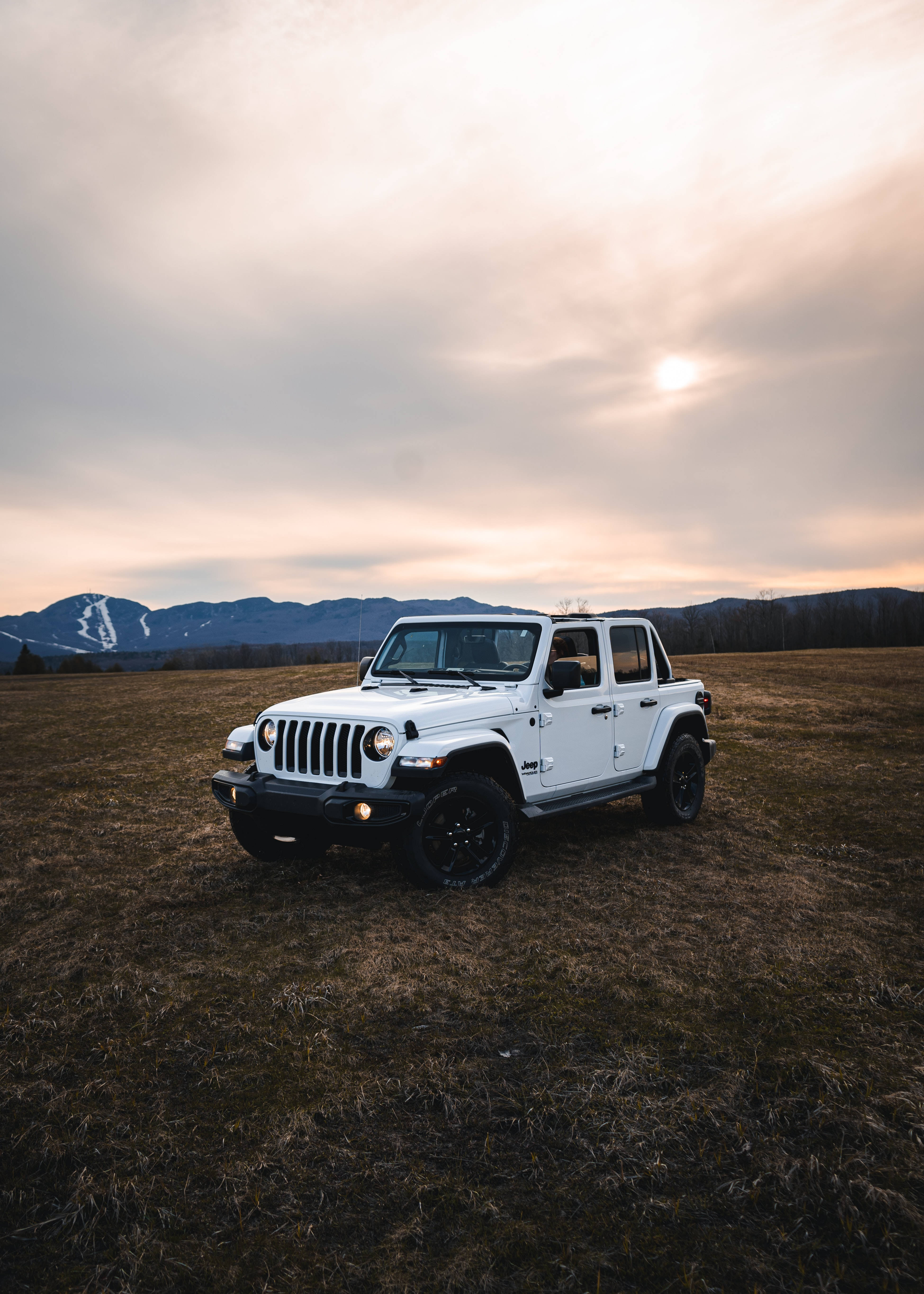 潔白Wrangler吉普車 壁紙