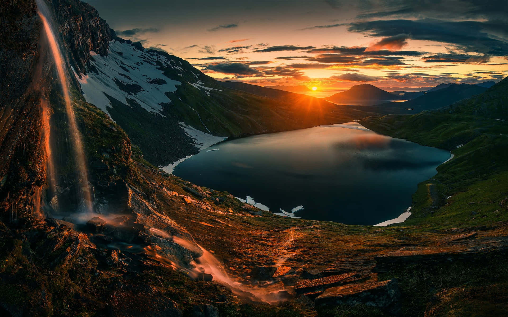 瀑布與山巒日落風景 壁紙